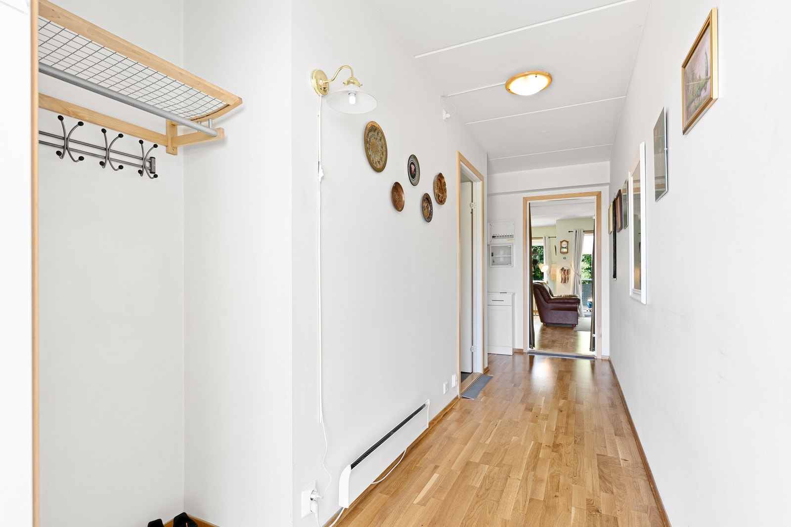 Lys og innbydende entré med plass til både sko og yttertøy. Galleribilde