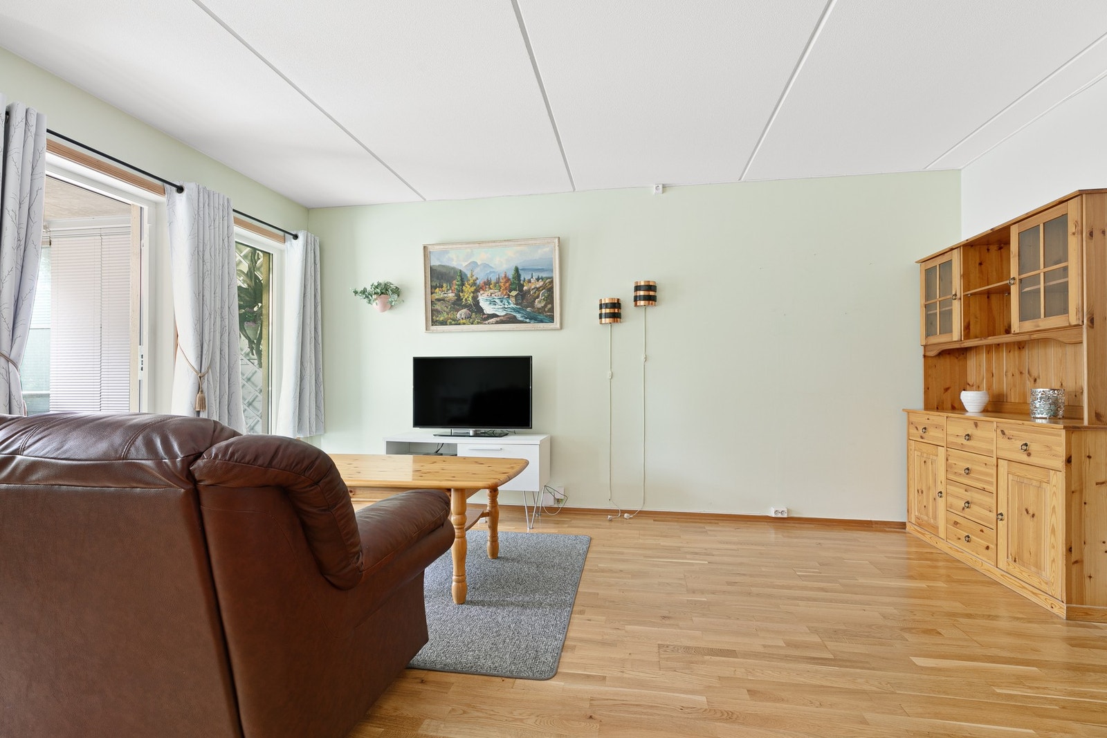 Utgang til innglasset balkong fra stuen. Galleribilde