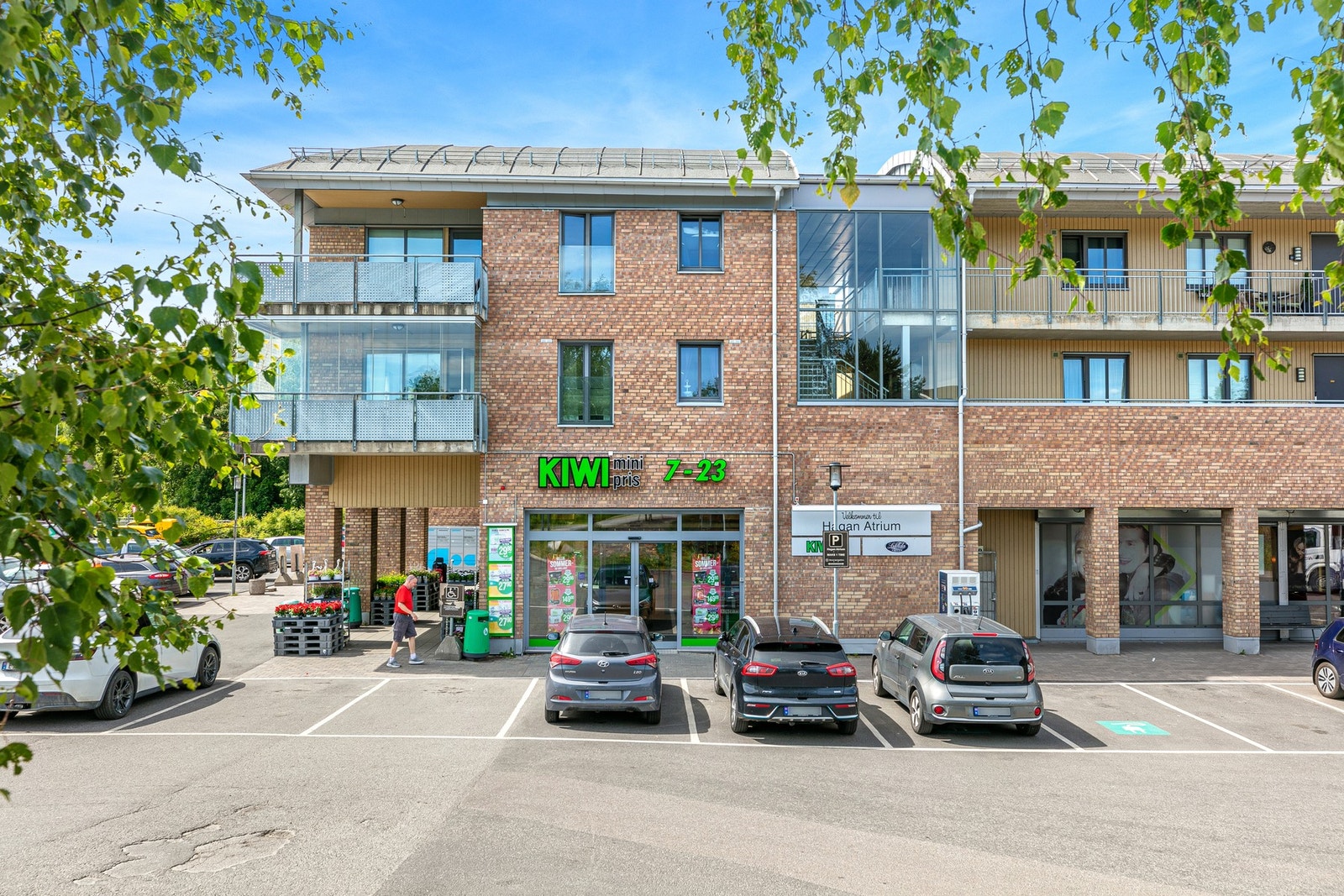 Meget sentral beliggenhet på Hagan. Her er det gangavstand til alt du trenger. Bla. 2 matbutikker med lang åpningstid, apotek og blomsterbutikk. Galleribilde