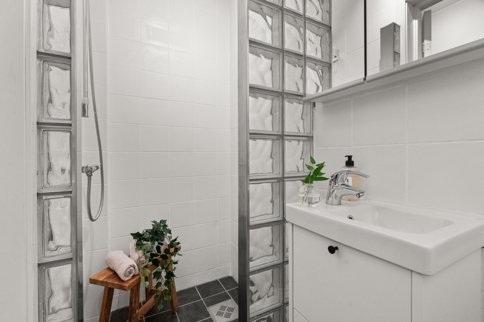 Flislagt bad med dusj vask, wc Galleribilde