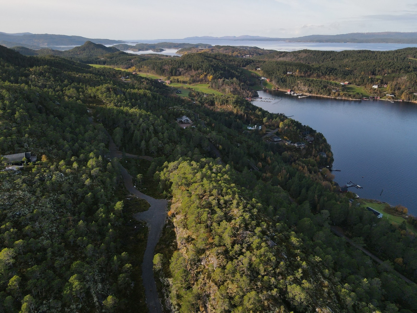 Dette er en unik mulighet til å skaffe seg en sjønær fritidstomt, som ligger i et stadig mer populært hytteområde. Galleribilde
