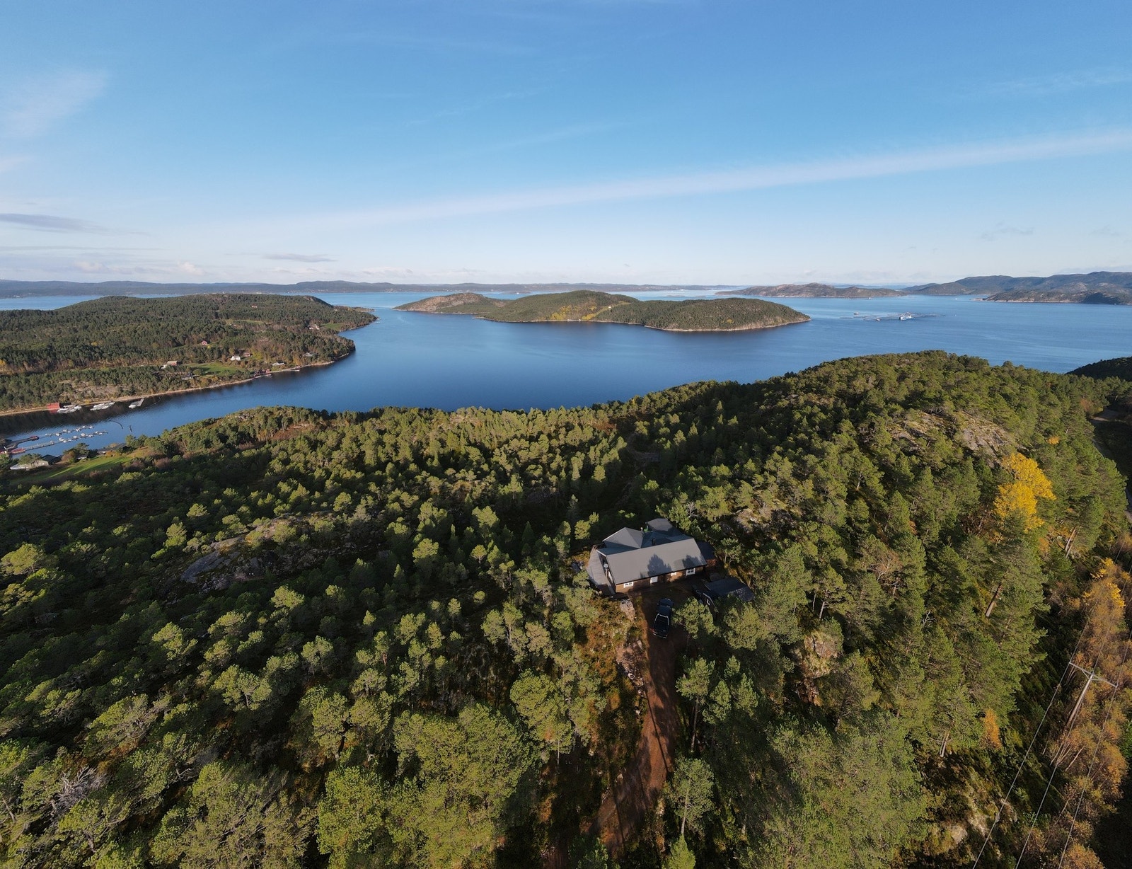 Nede i bukte i Stamnesbugen er det mulighet for leie av båtplass Galleribilde
