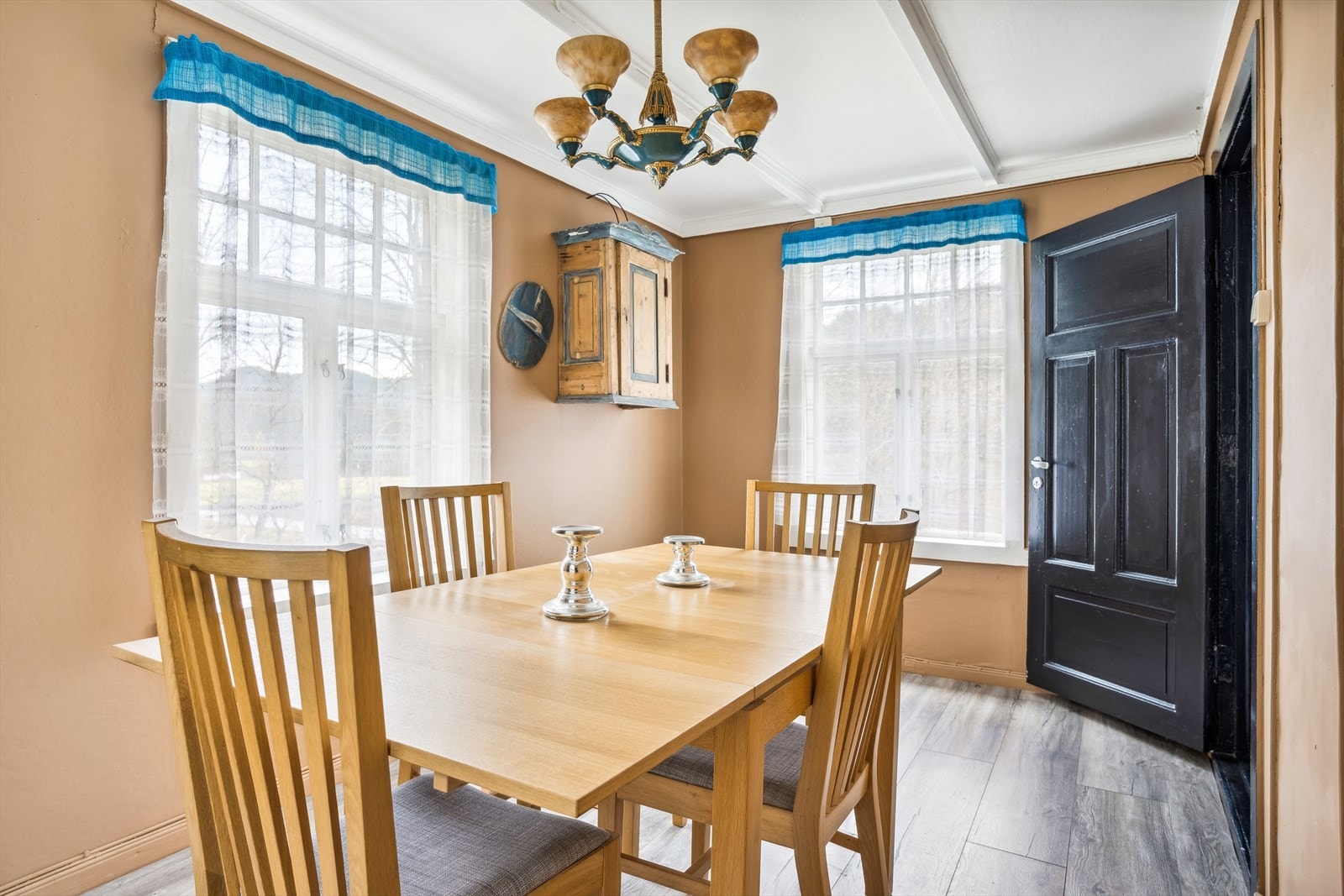 Spisestue ideelt for både avslapning og samvær med familie og venner. Galleribilde