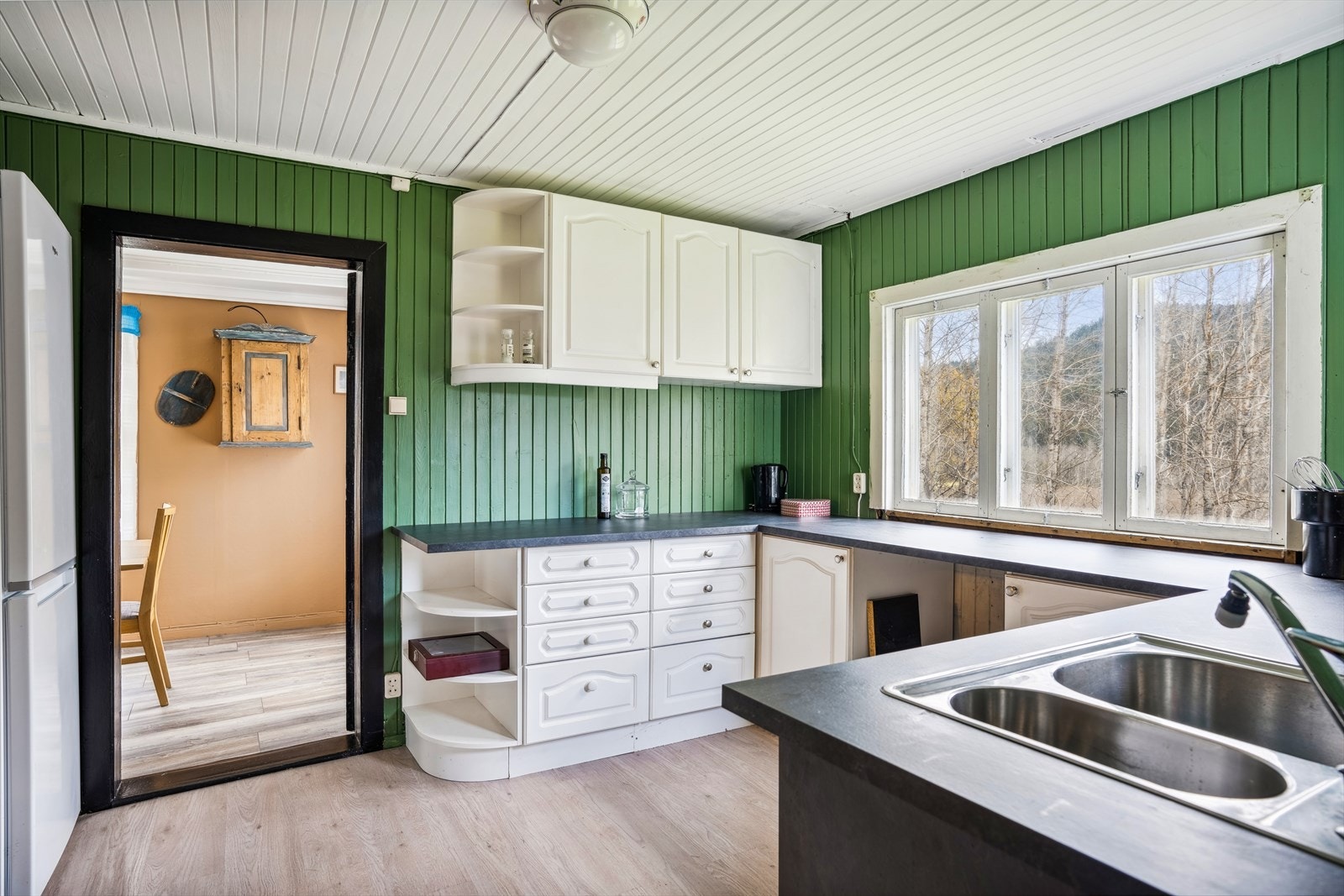 Kjøkkenet er praktisk adskilt fra spisestuen. Galleribilde