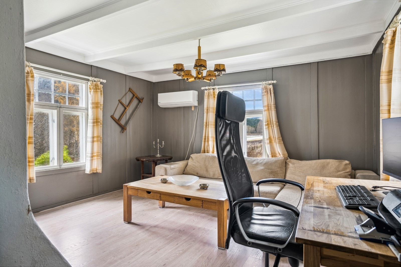 Stue med varmepumpe (2023) som gir jevn og behagelig temperatur året rundt. Galleribilde