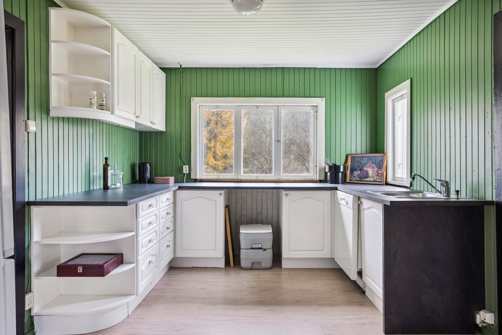 Kjøkkenet har god skap- og benkeplass. Galleribilde