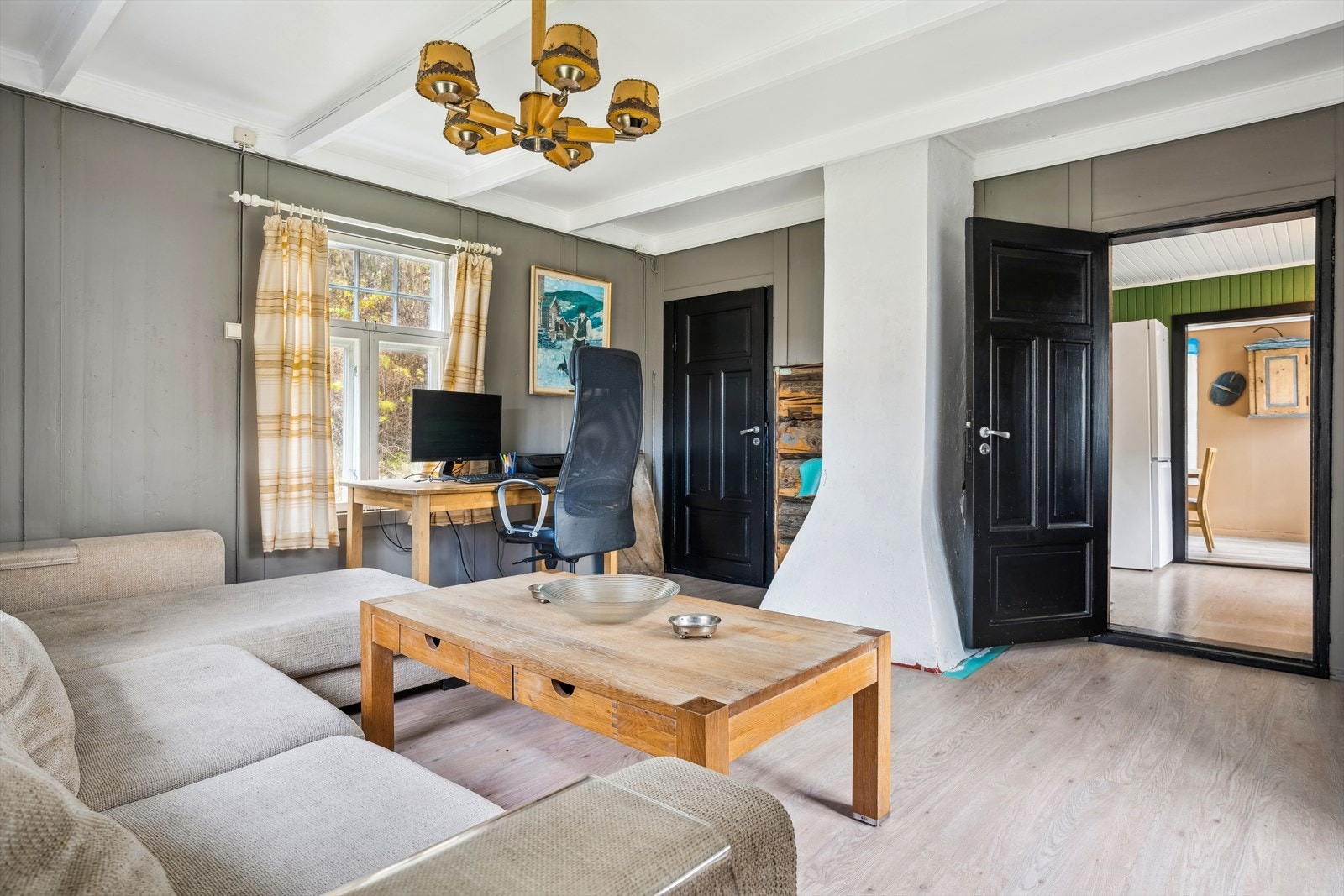 Lysmalt stue, pipe med muligheter for vedovn. Galleribilde