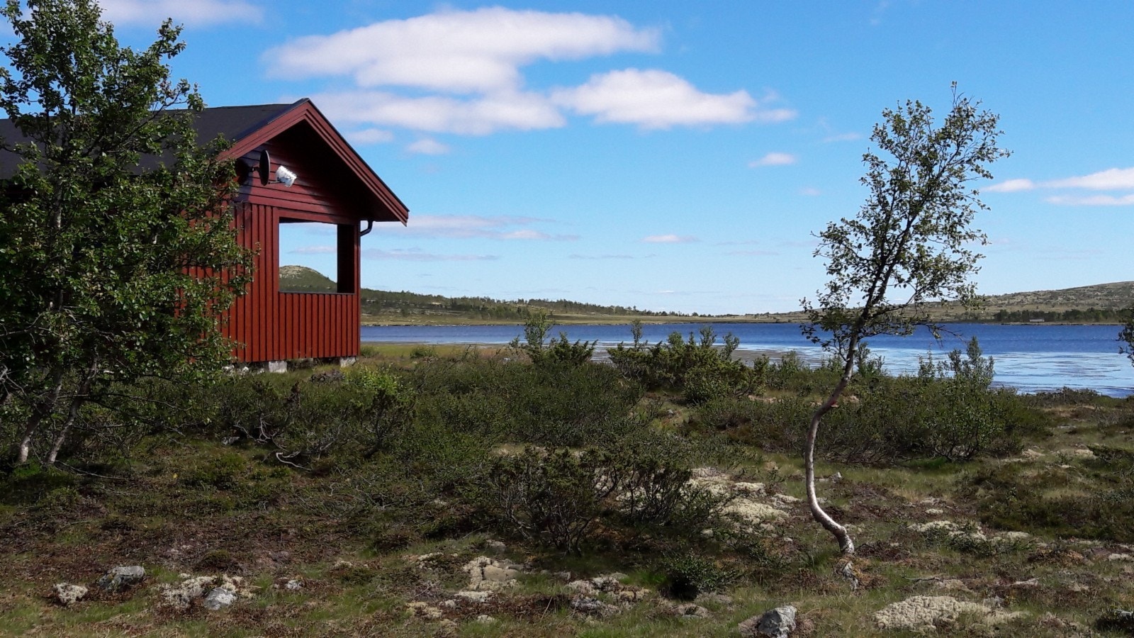Hyttas beliggenhet i forhold til Trytjønna. Galleribilde