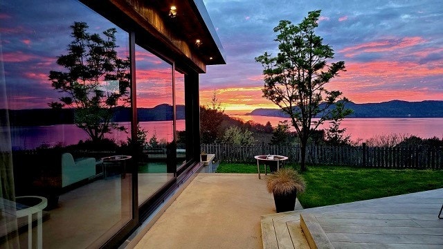 En av de mange flotte solnedgangene som kan nytes fra eiendommen. Selgers foto. Galleribilde