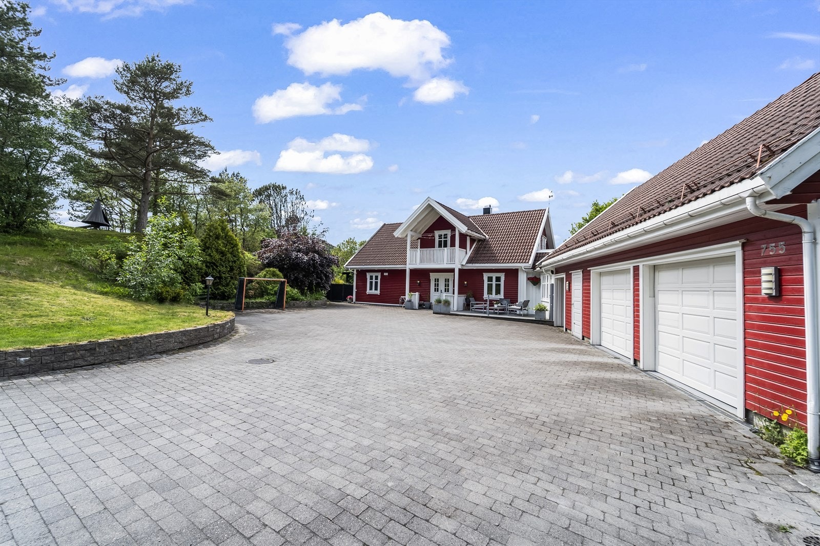 Stor gårdsplass med vakker hage og dobbel garasje. Galleribilde