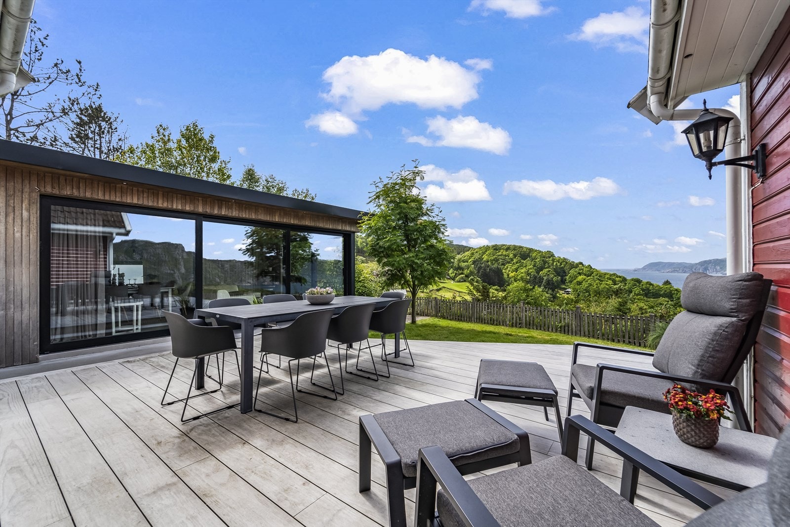 Hagestuens utforming med sine store glassdører skaper fin overgang mellom inne og uteområdet. Downlights i front skaper stemning på kveldstid. Galleribilde