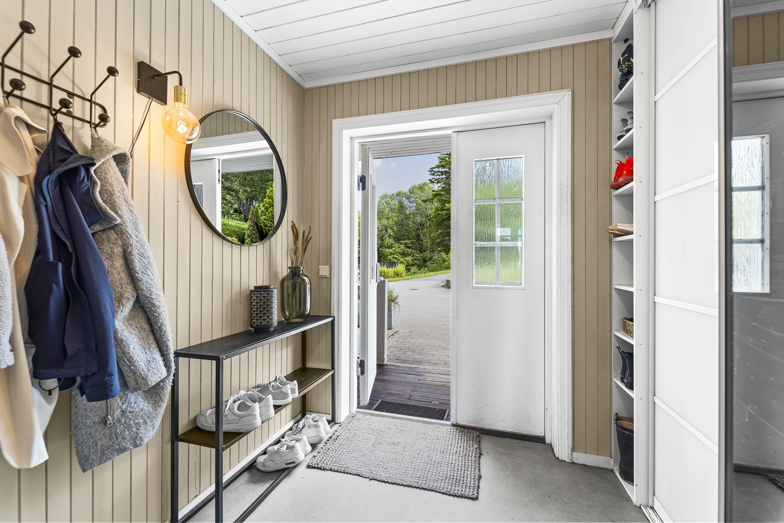Velkommen inn i en lys og innbydende entré med praktisk oppbevaringsløsning. Galleribilde