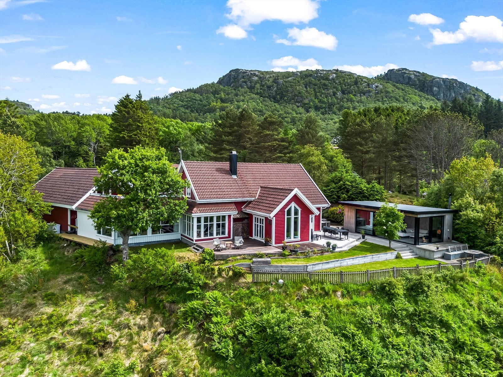 Spennende utformet eiendom med naturskjønn beliggenhet, omgitt av frodig skog, sjø og fjell. Perfekt for ro og avslapning. Galleribilde