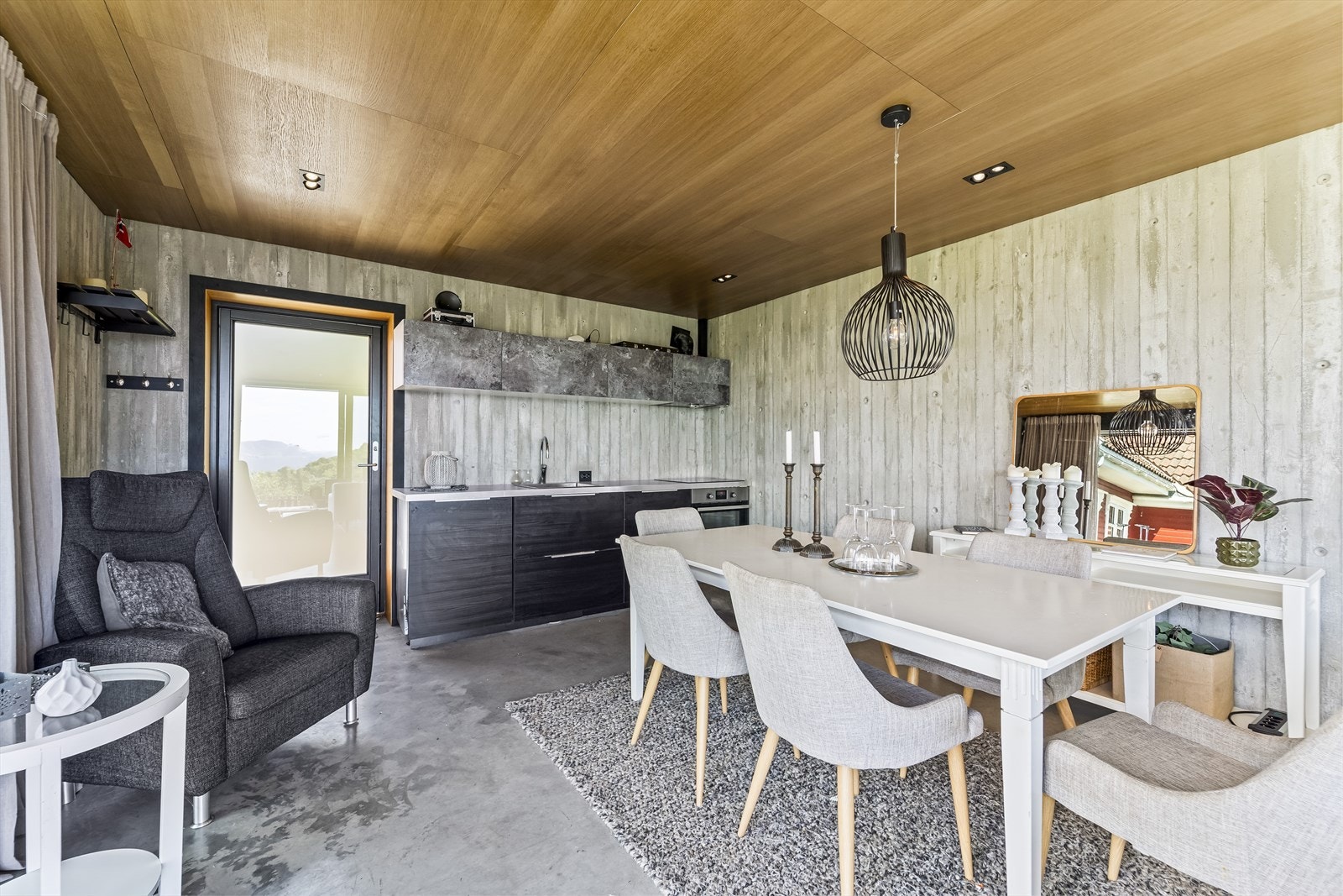 Hagenstuen har alt man trenger for et lystig lag. Utenfor hagestuen finner man en trivelig uteplass med et utekjøkken. Galleribilde