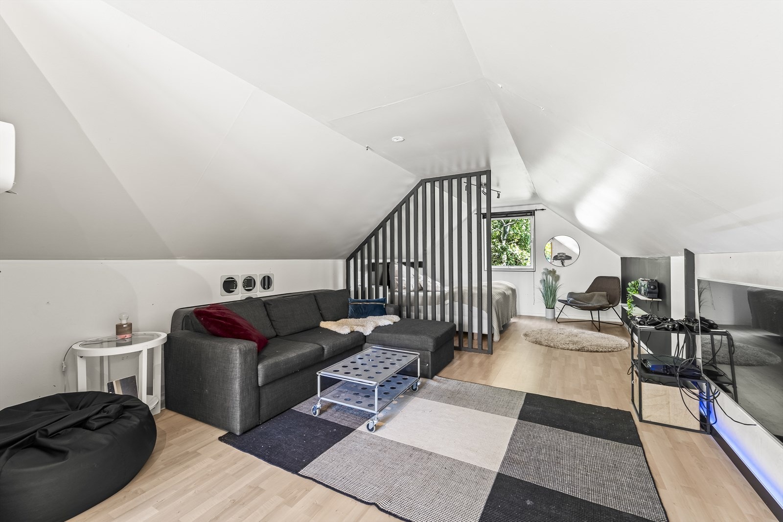 Innredet garasjeloft - tiltaket er ikke omsøkt og er dermed ikke godkjent til rom for varig opphold. Galleribilde