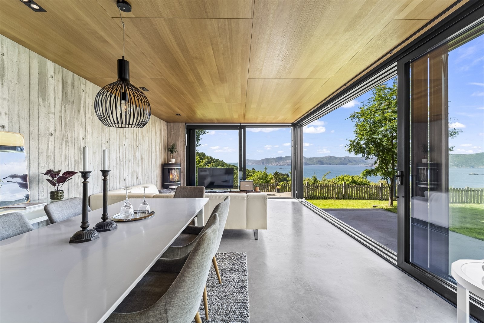 Den moderne utformingen med flatt tak og rene linjer, gir et stilrent uttrykk. Galleribilde