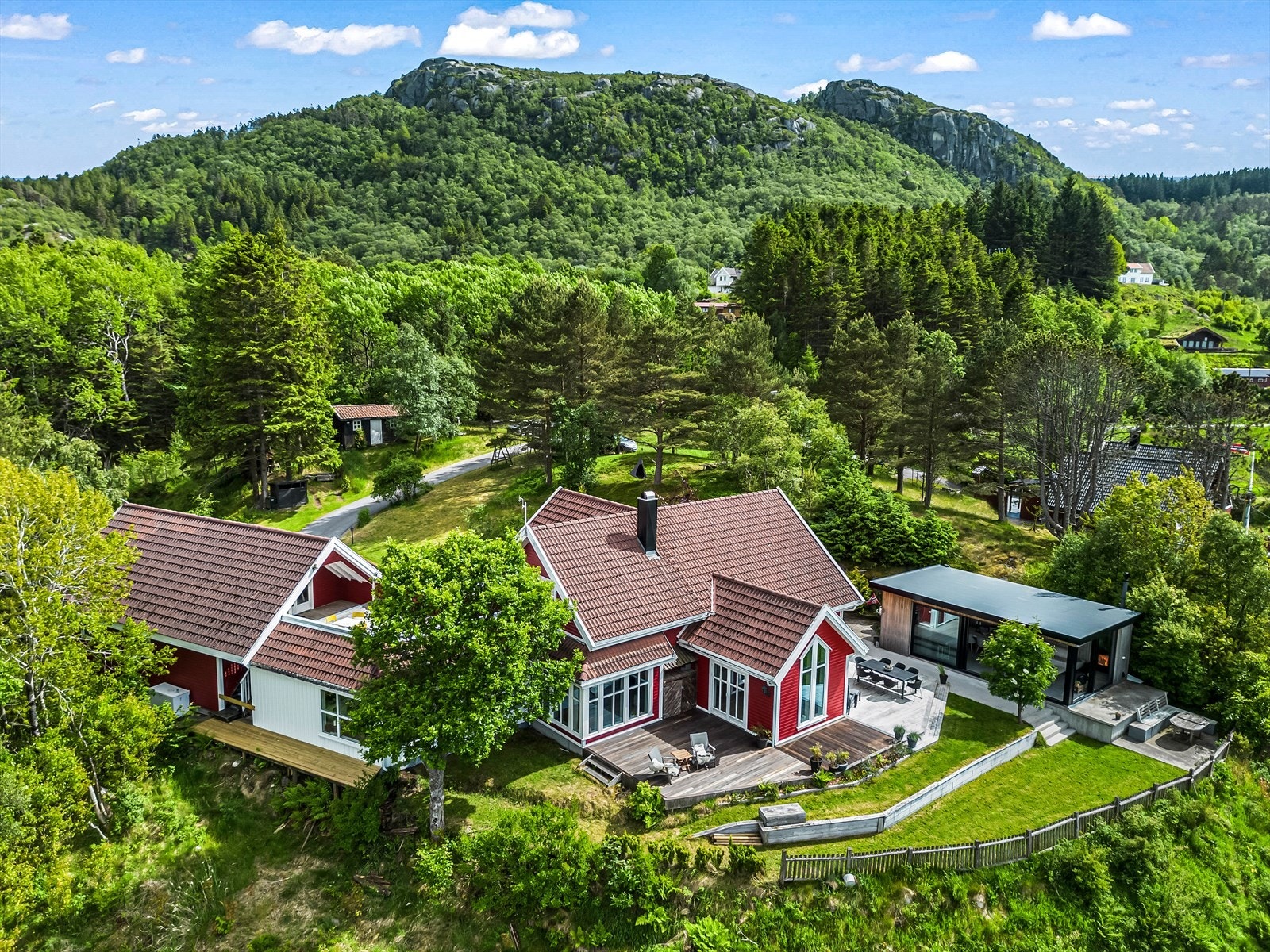 Sjarmerende bolig i naturskjønne omgivelser med vakker utsikt omgitt av frodig natur. Galleribilde