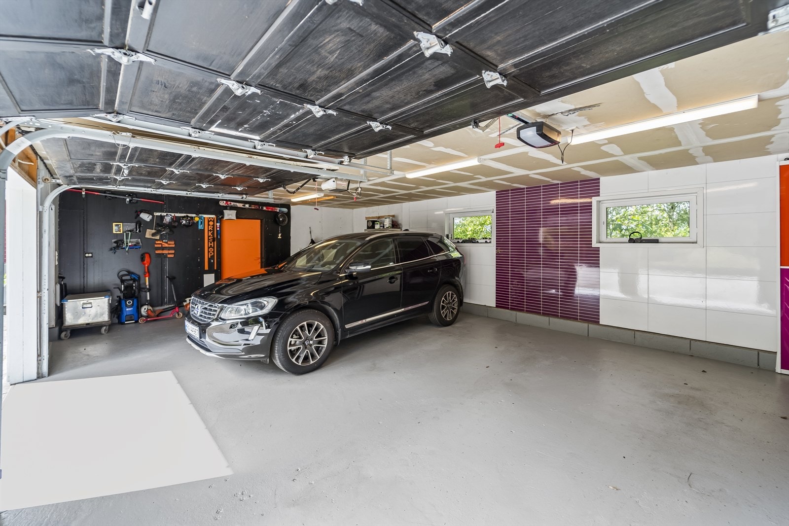 Dobbel isolert garasje med god lagringsplass. Galleribilde