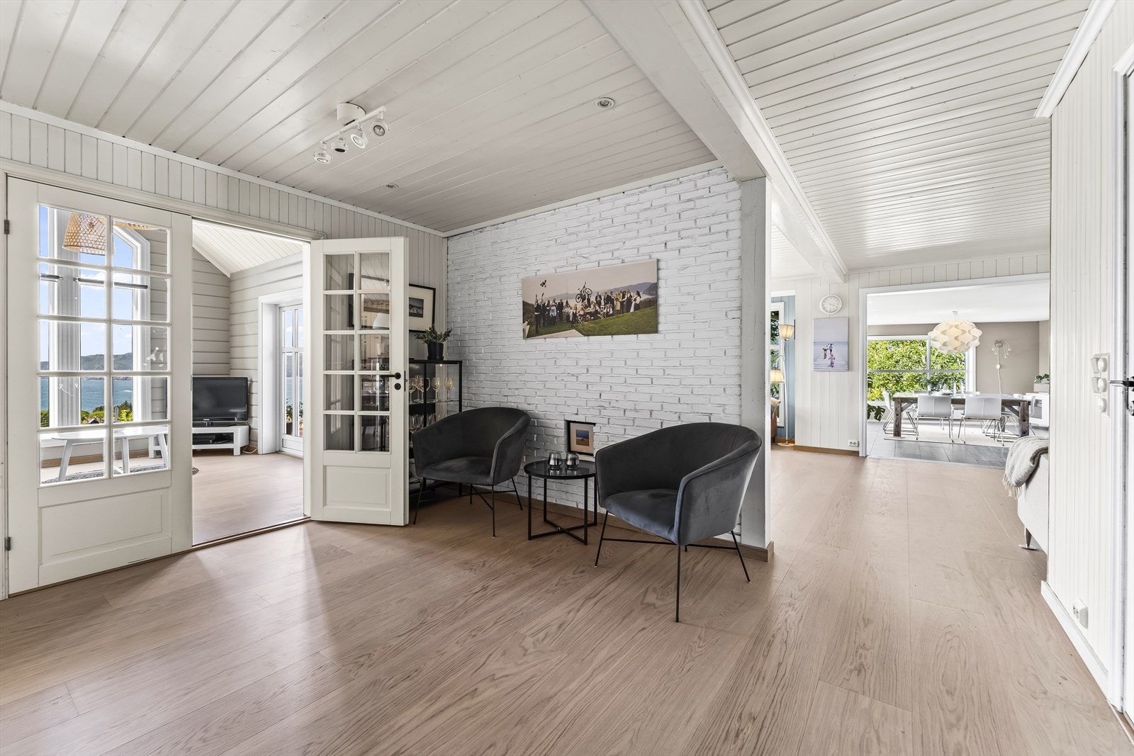 Stuens mange soner glir sømløst over i hverandre. Her finner man bl.a. en trivelig sofakrok med utsikt og en lys og luftig spiseplass. Galleribilde