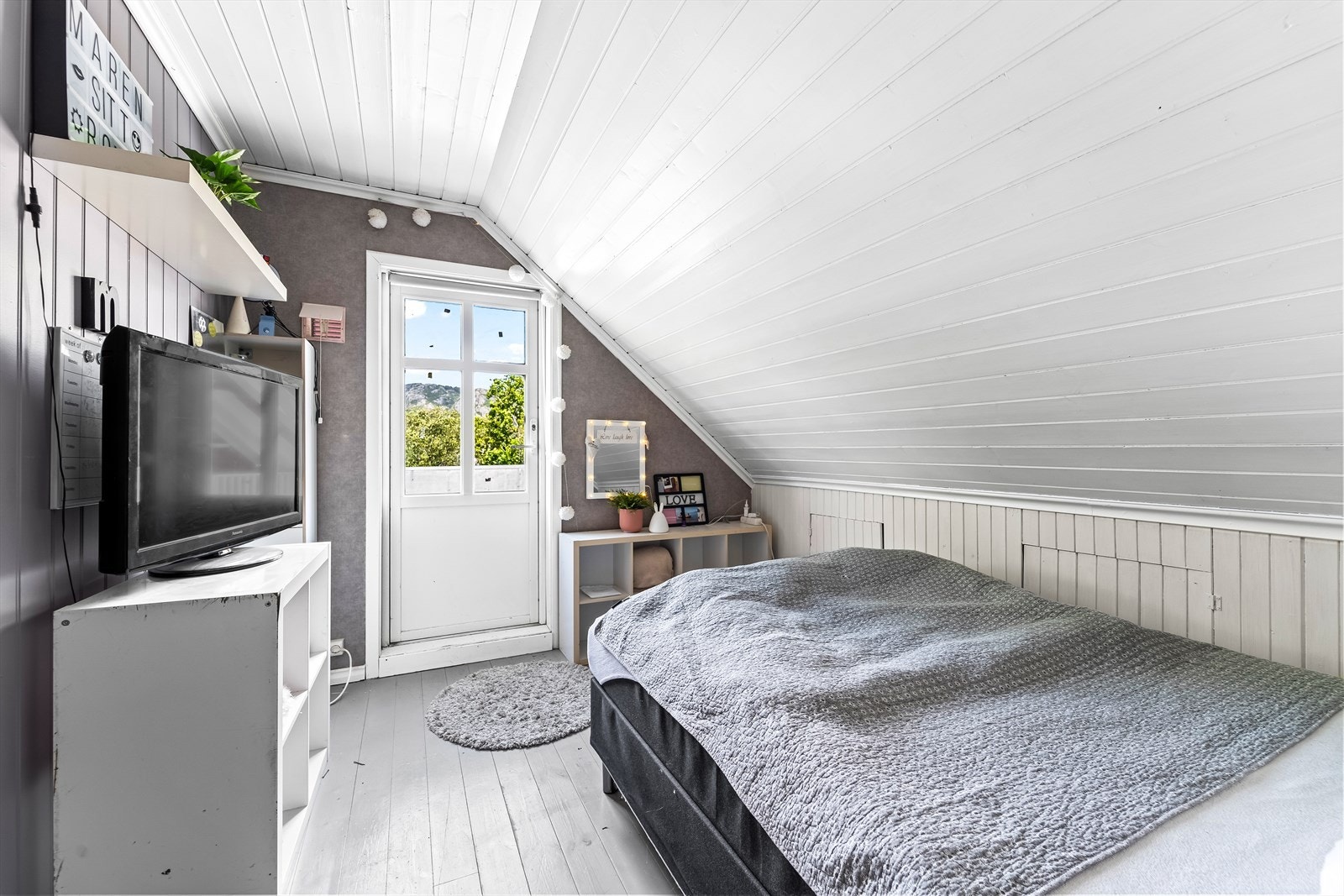 Soverom 3 av 4 - utgang til en stor terrasse. Galleribilde