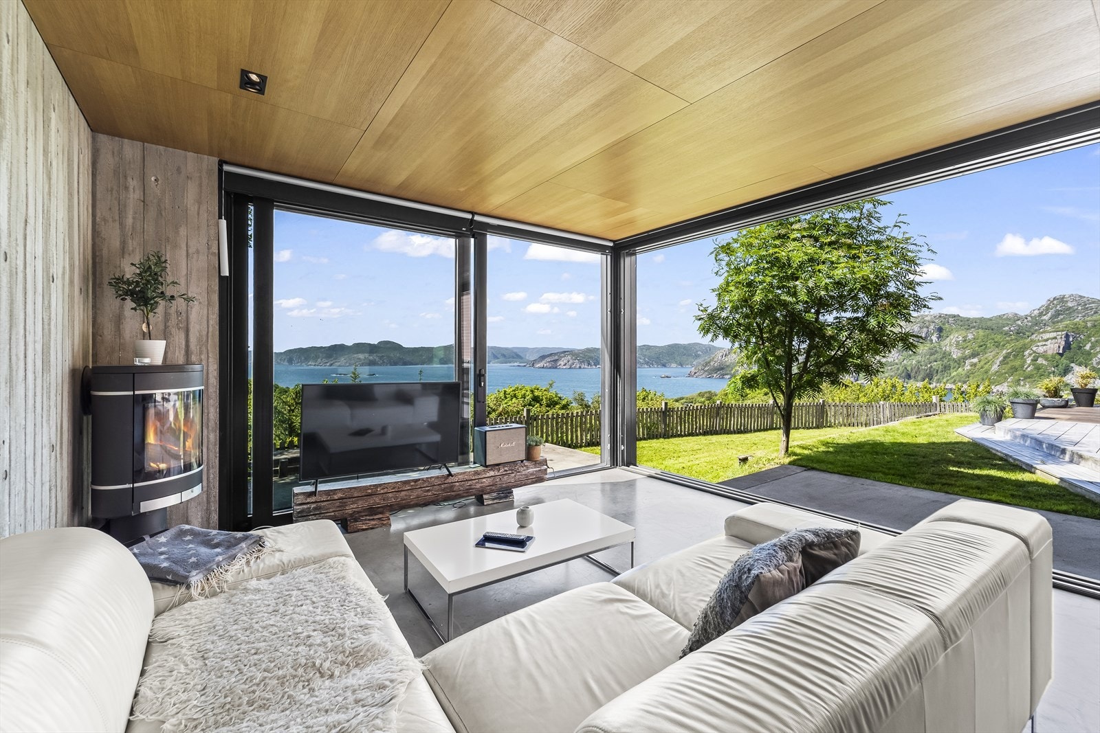 Et lyst og luftig rom som slipper naturen inn. Galleribilde