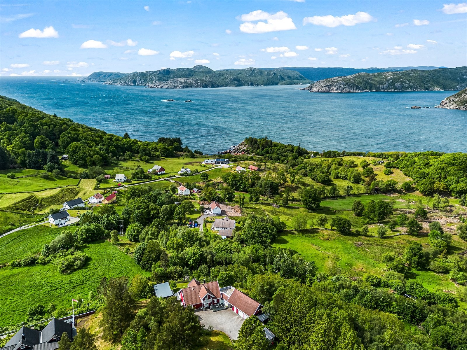Fantastisk beliggenhet med panoramautsikt over havet, frodig landskap, og idylliske omgivelser. Perfekt for fredelig kystliv. Galleribilde