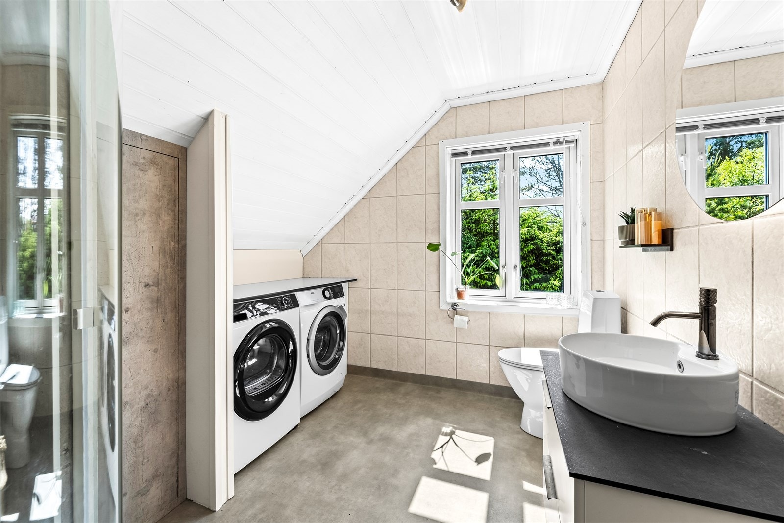 Pent bad i 2. etasje med belegg på gulv og fliser/plater på vegg. Innredet med baderomsinnredning, toalett og dusjløsning. Galleribilde