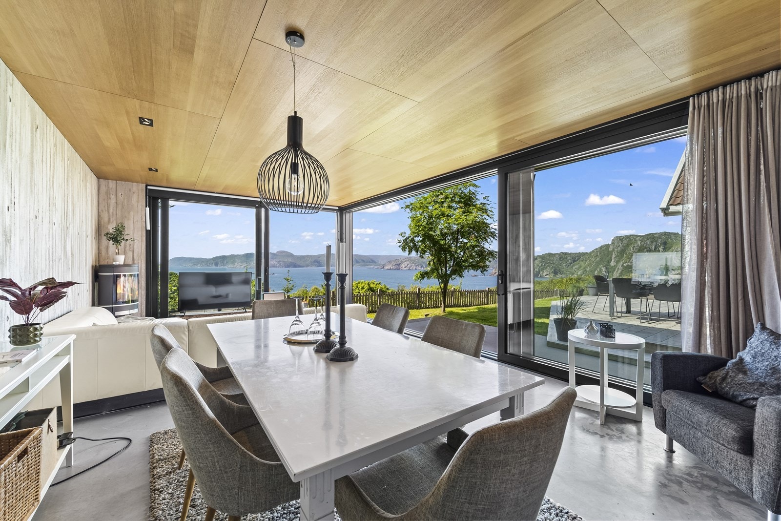 Hagestuen ligger fint plassert. Her kan man nyte en god kopp kaffe i fredelige omgivelser, samle venner til hyggelige lag eller bare trekke seg tilbake med en god bok og fyr i ovnen. Galleribilde