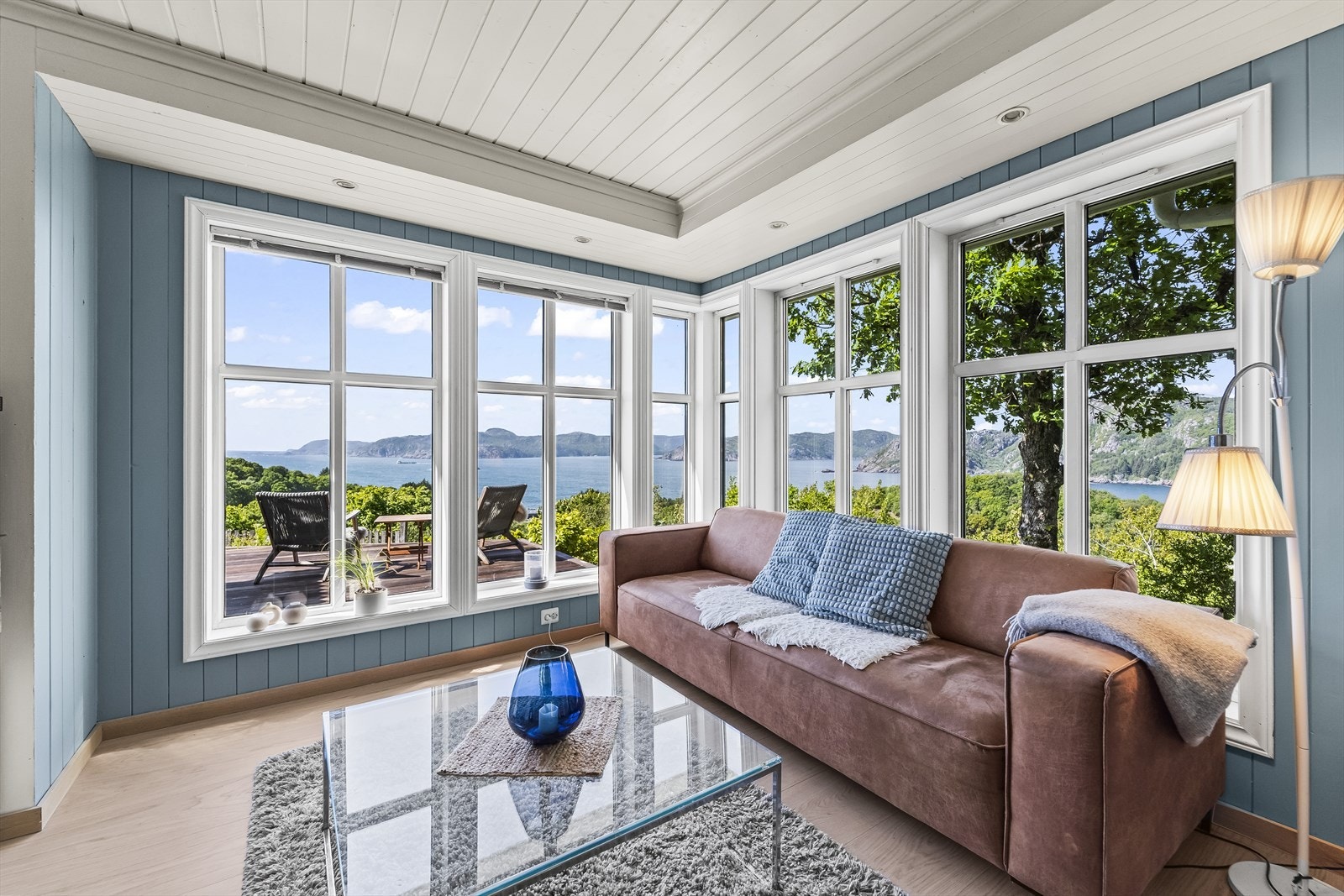 Stuen er et rom kan nytes både hverdag og helg - med naturen som nærmeste nabo og utsikten som en levende del av interiøret. Galleribilde