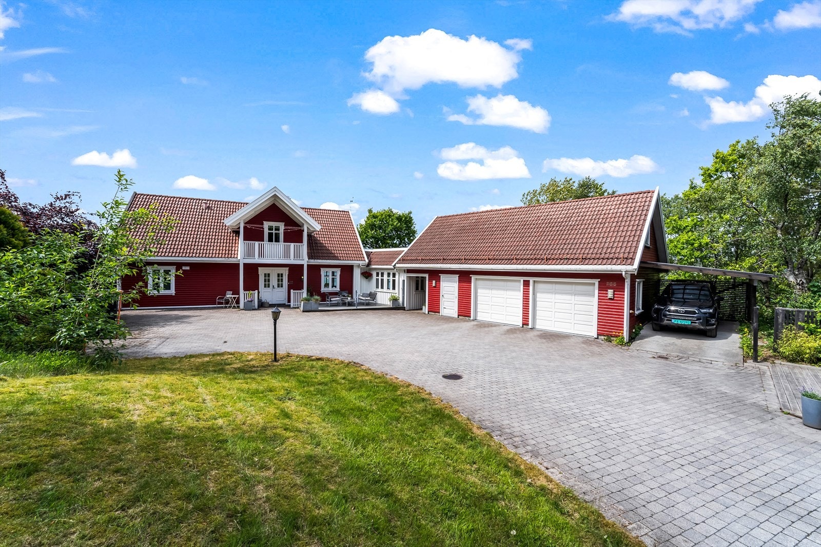 Stort steinsatt tun med gode parkeringsmulighet og boltreplass. Galleribilde