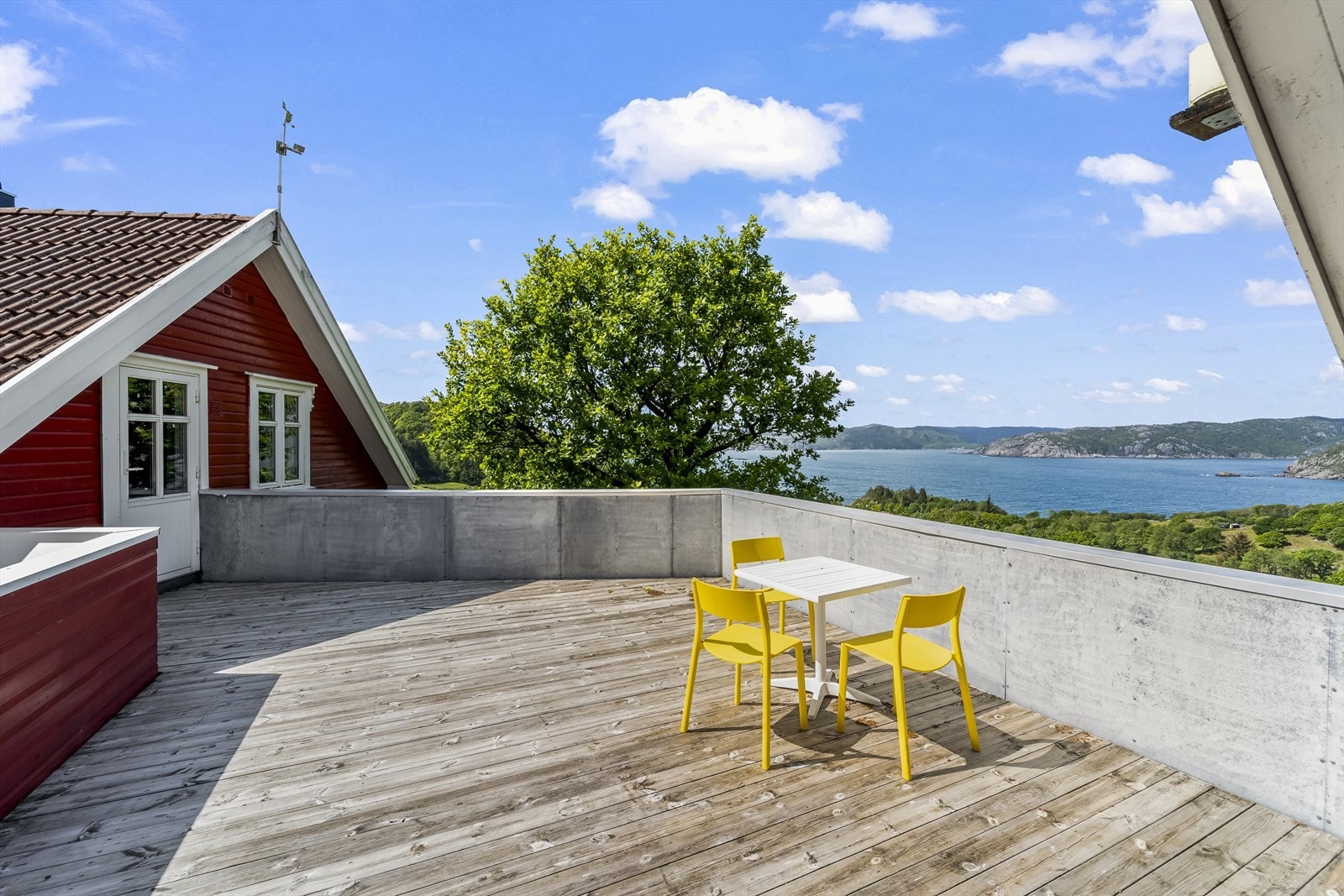 Stor terrasse med nydelig utsikt og tett rekkverk. Galleribilde