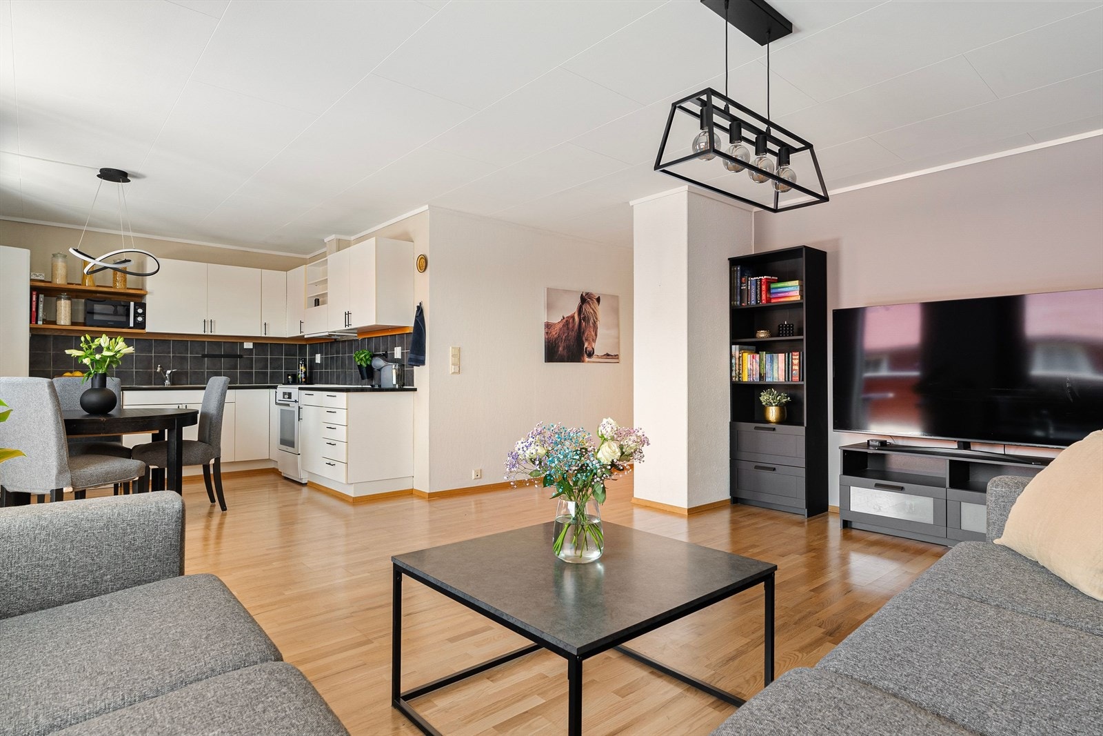 Stuen og kjøkkenløsningen er på 31,5 m²og gir fleksible møbleringsmuligheter. Galleribilde