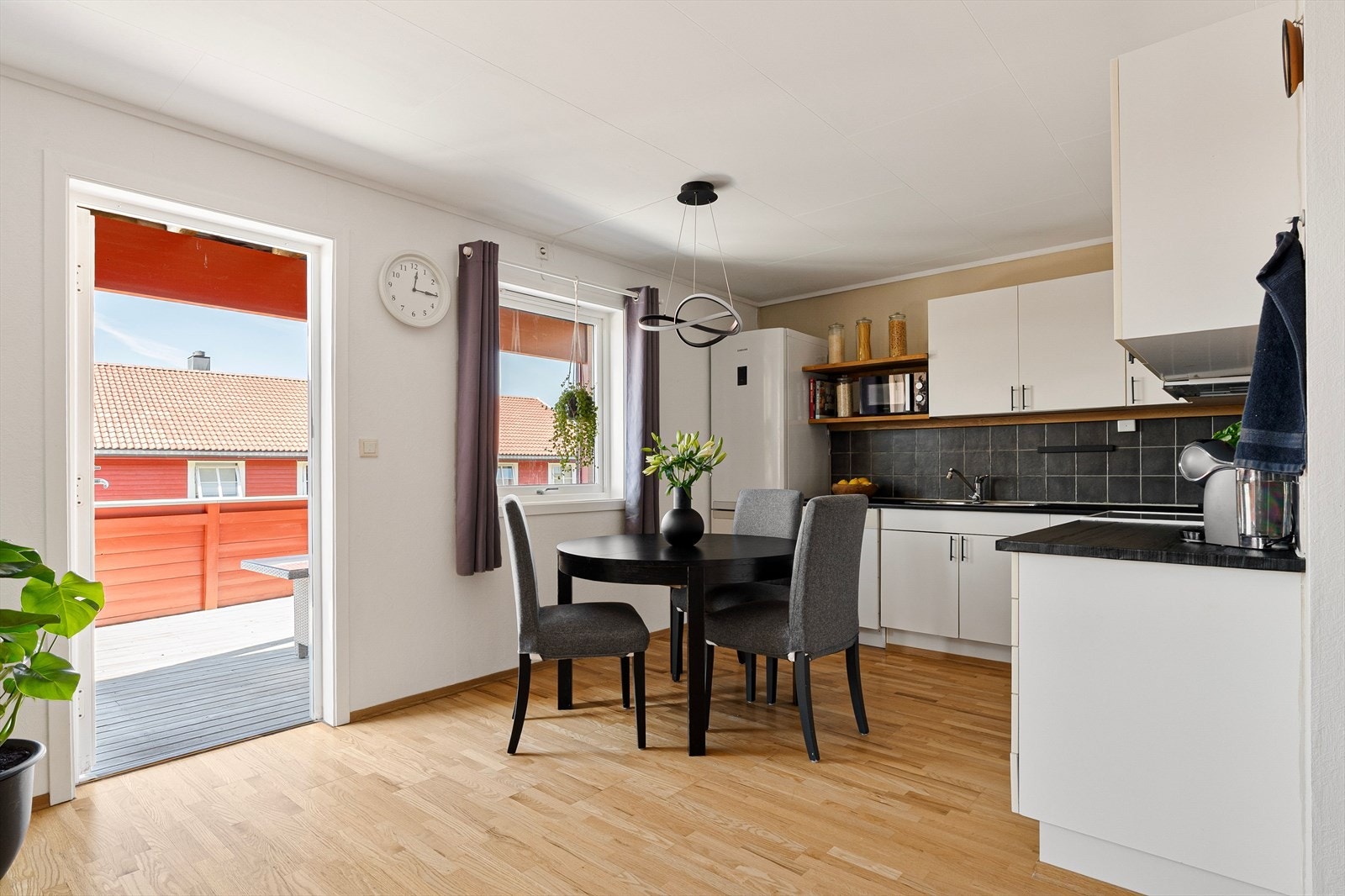 I nærheten har man Risvollan senter og Nardo Center som tilbyr et bredt utvalg av dagligvare- og servicefunksjoner. Galleribilde