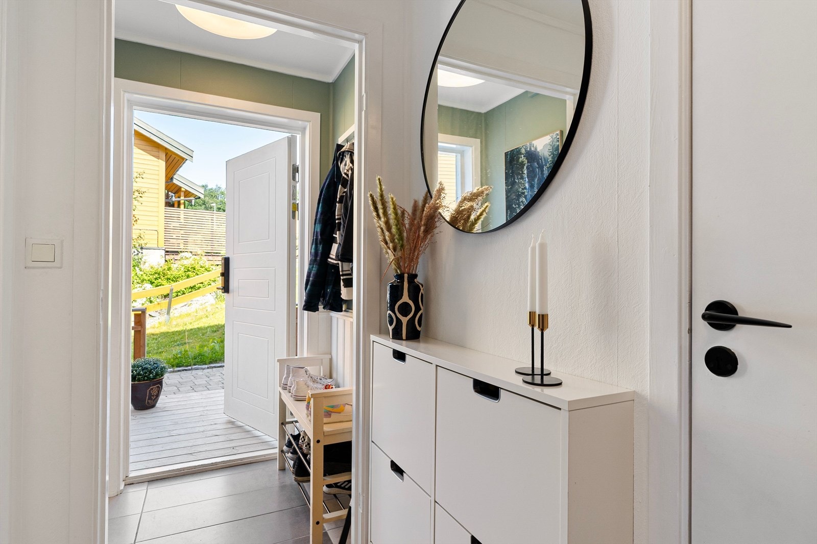 Leiligheten har egen inngangsdør og et vindfanget med flislagt gulv. Galleribilde