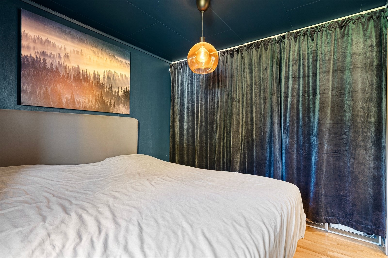 God lagringsplass er diskret skjult bak en stilren gardin på soverommet. Galleribilde