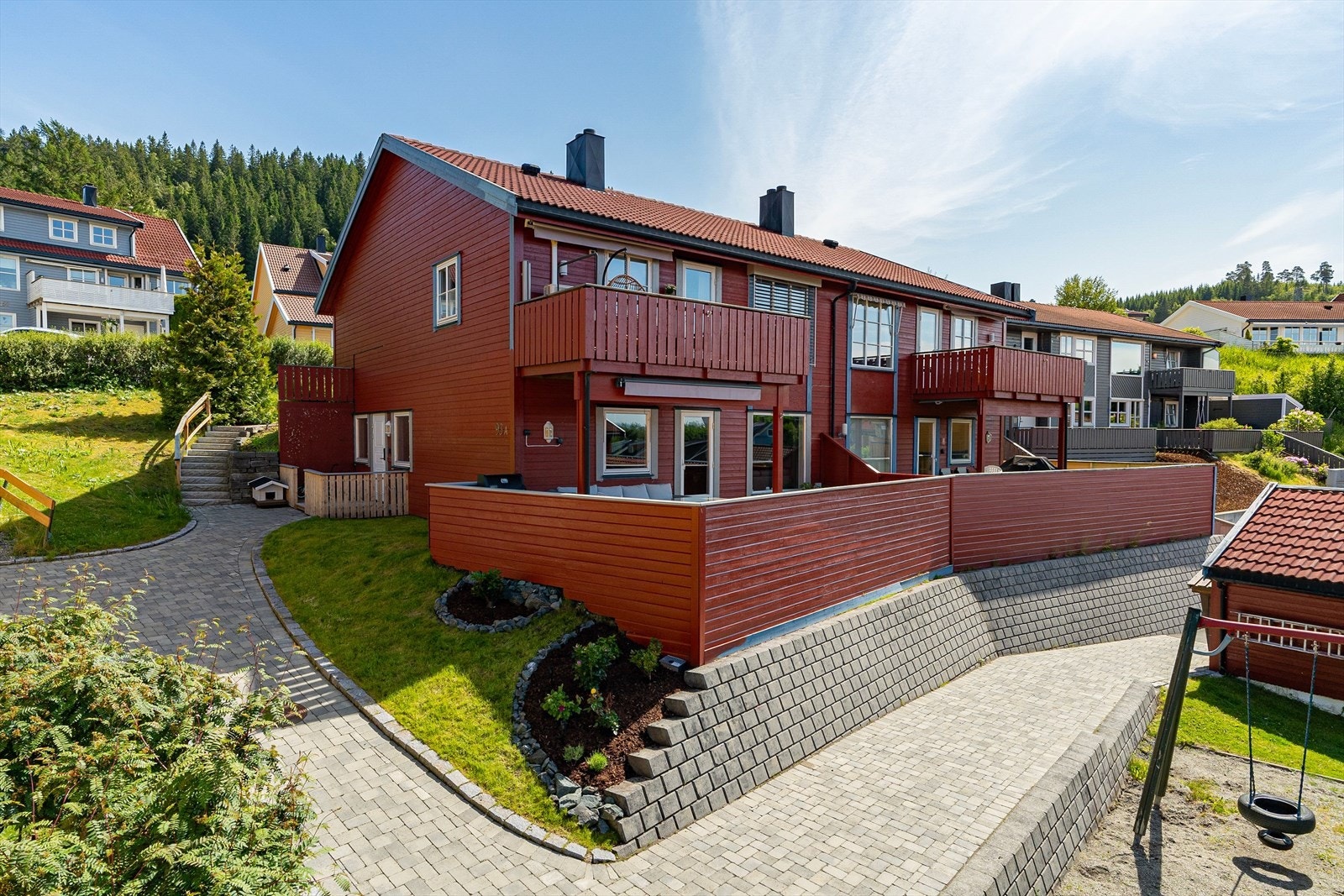 Det er adkomst til leiligheten via en steinlagt gangsti. Galleribilde