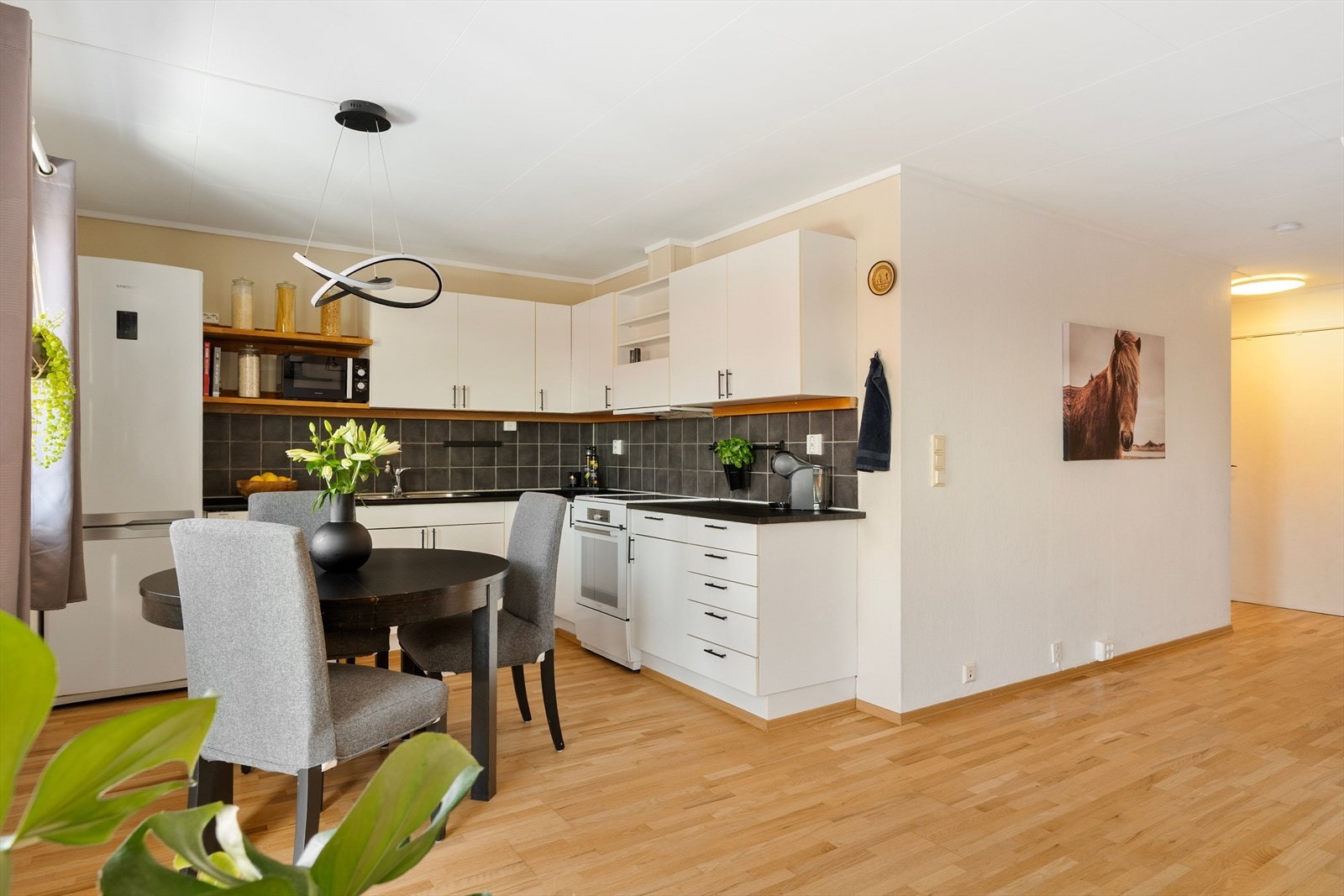 Her bor man i rolige omgivelser med umiddelbar nærhet til dagligvare, kollektivtransport og fantastiske rekreasjonsmuligheter i Estenstadmarka. Galleribilde