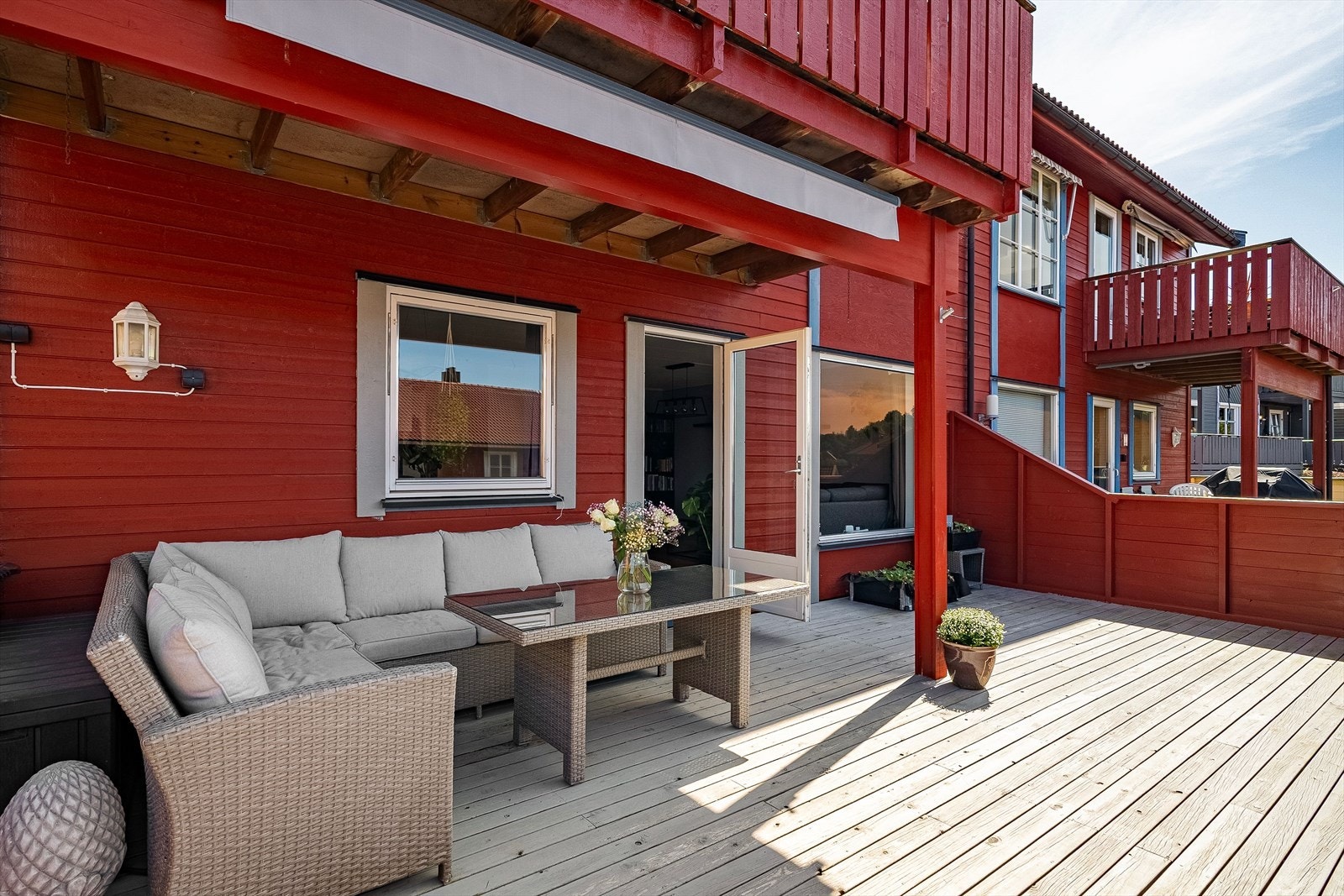 Delvis overbygd terrasse gir lune uteplasser og forlenger stuen utendørs - perfekt for både rolige kvelder og sosiale sammenkomster. Galleribilde