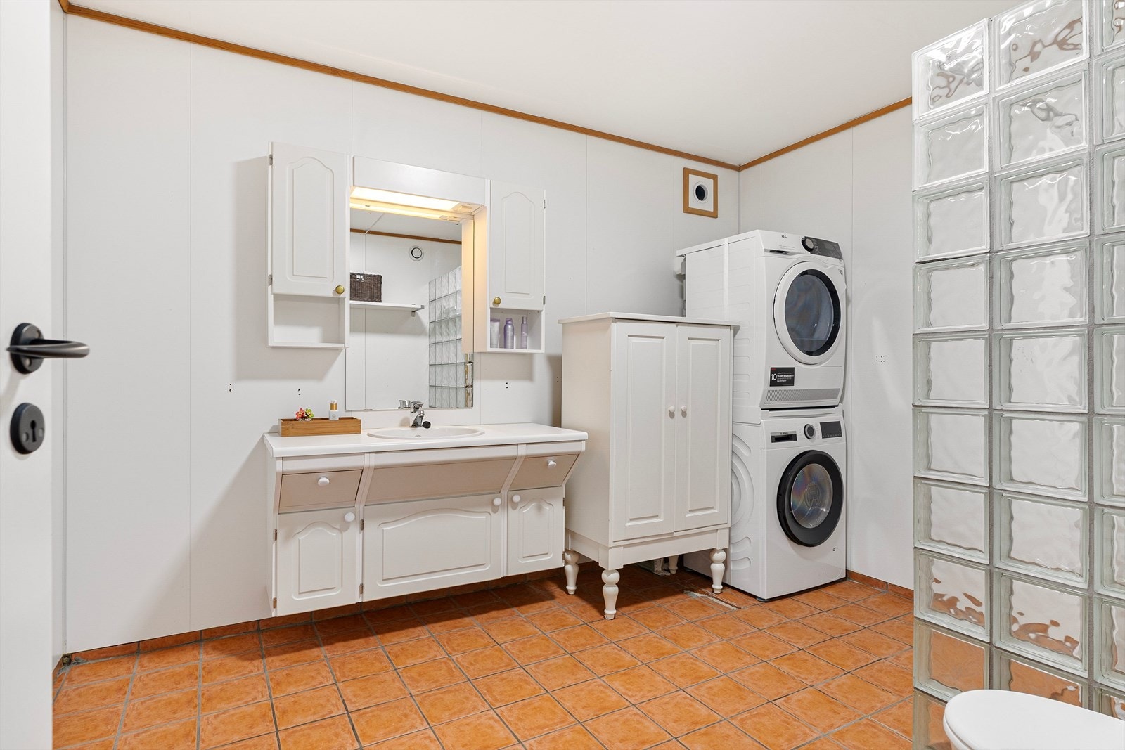 Badet har fått tilstandsgrad 2 av takstmann og er på 9 m². Galleribilde