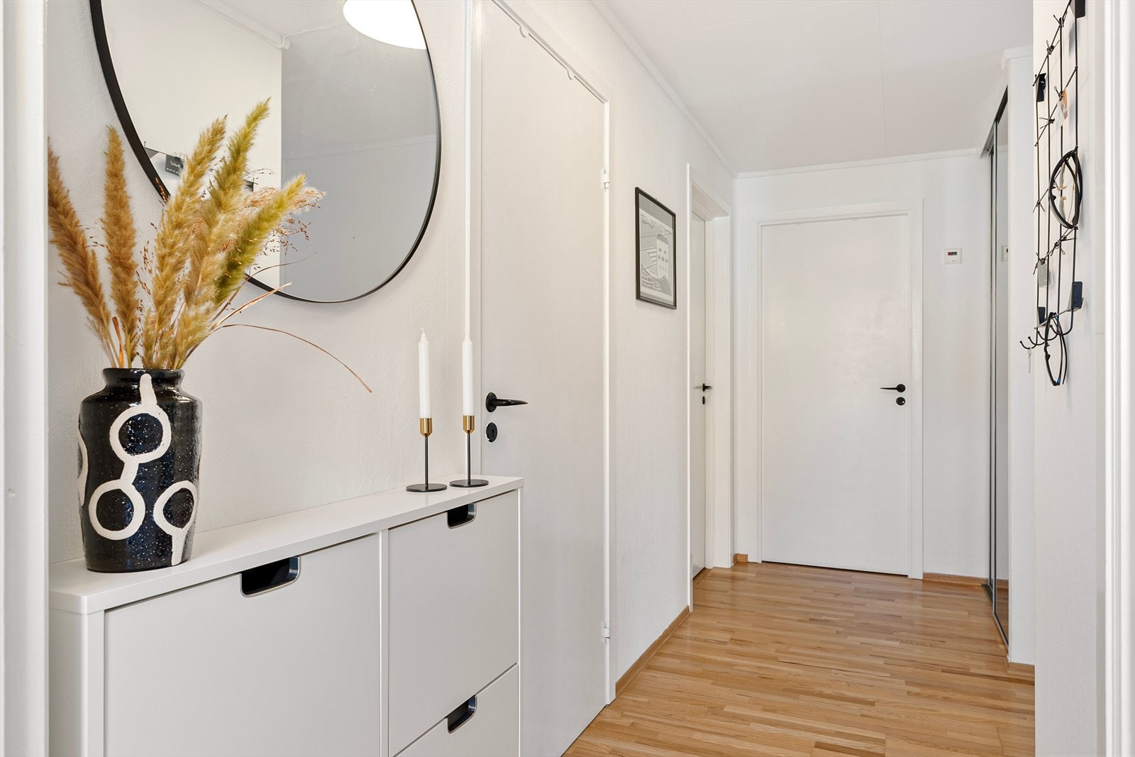 Leiligheten har en praktisk markterrasse på 4,5 m² ved inngangspartiet, med egen hageslange - perfekt for vanning eller enkel rengjøring. Galleribilde