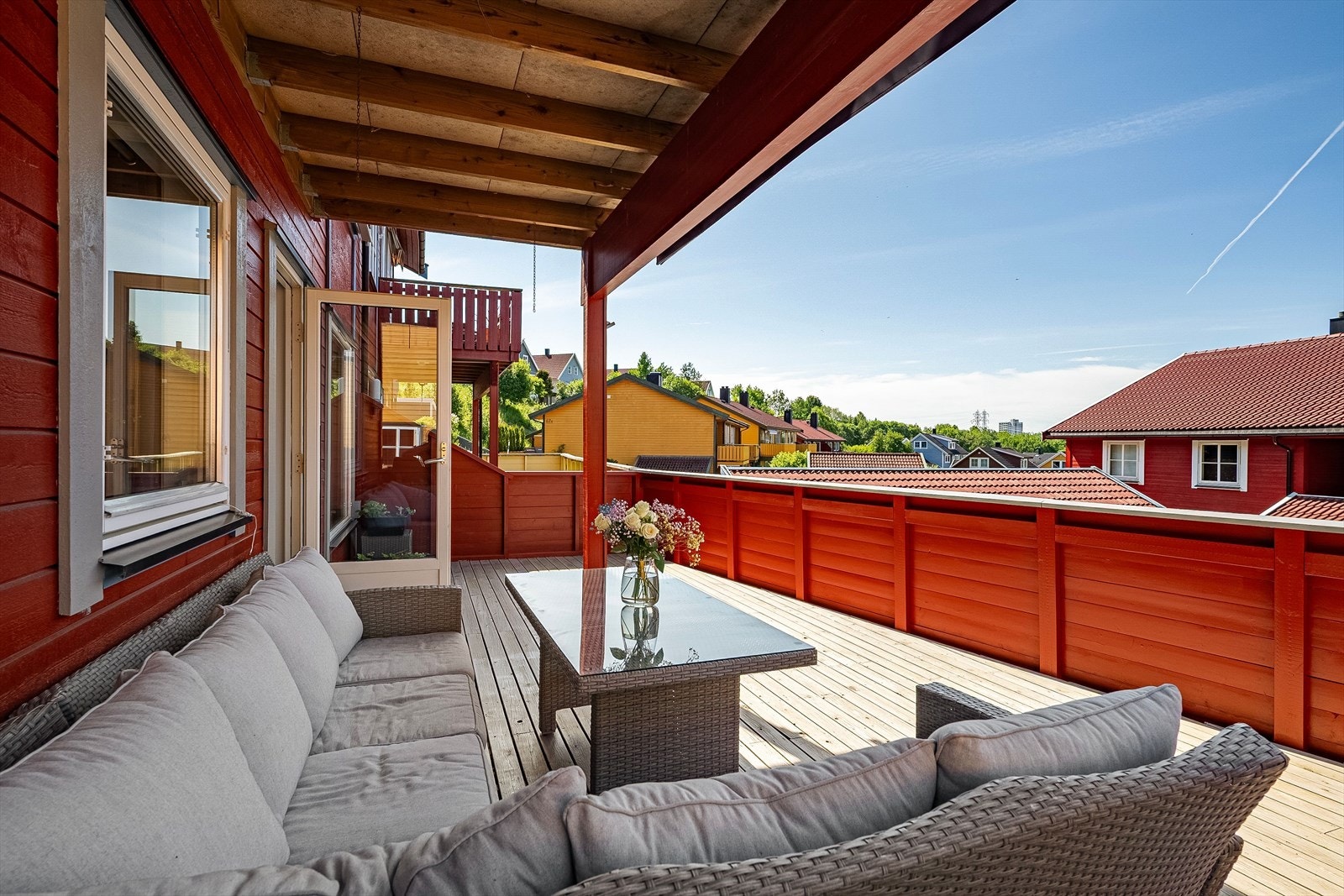 Terrassen er på ca. 30 m². Noe som gir rom for flere soner og ulik bruk. Galleribilde