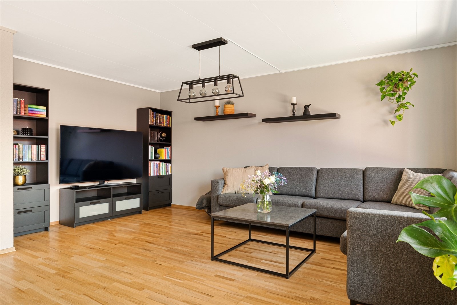 Selger opplyser om et rolig nabolag med en blanding av unge voksne og eldre. Et hyggelig nabolag med flotte grøntområder og lite støy fra omgivelsene rundt. Galleribilde