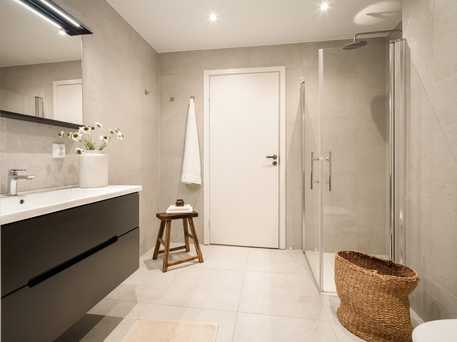 På badet er både gulv og vegger utført i tidsriktige terrazzo-fliser av storformat Galleribilde