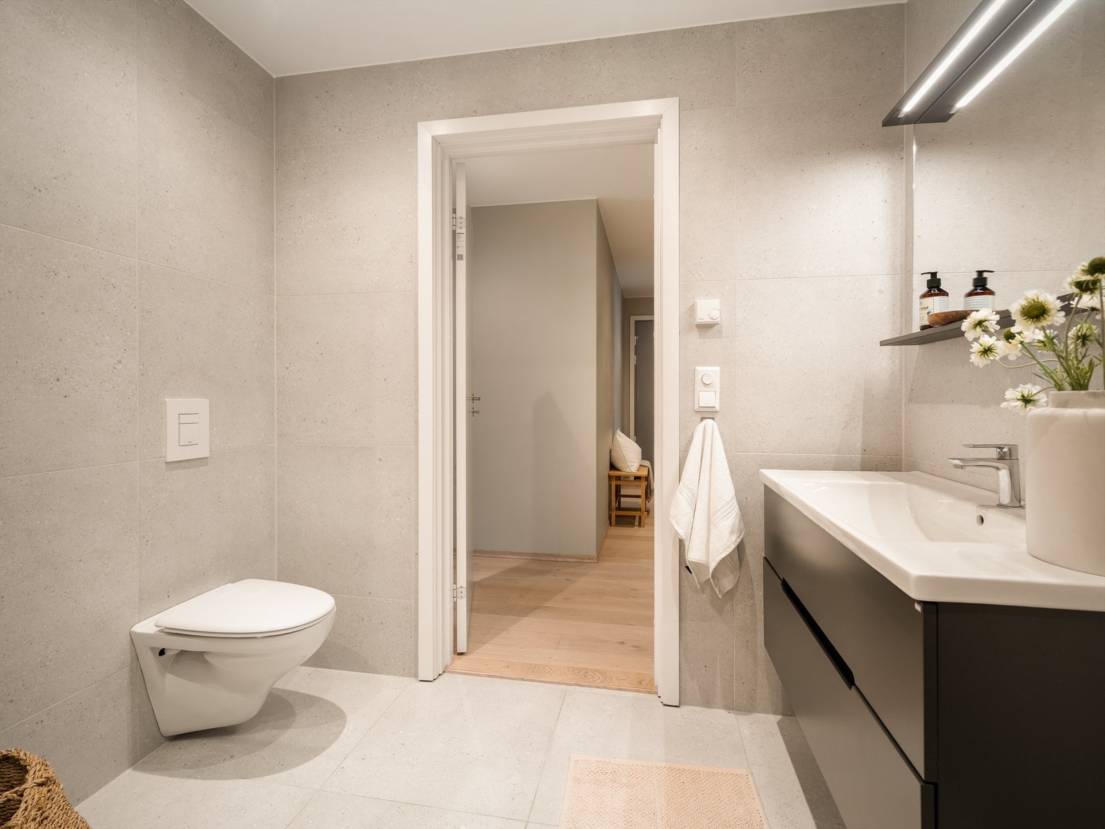 Vaskemaskin har dedikert plass i teknisk rom tilknyttet badet. Galleribilde