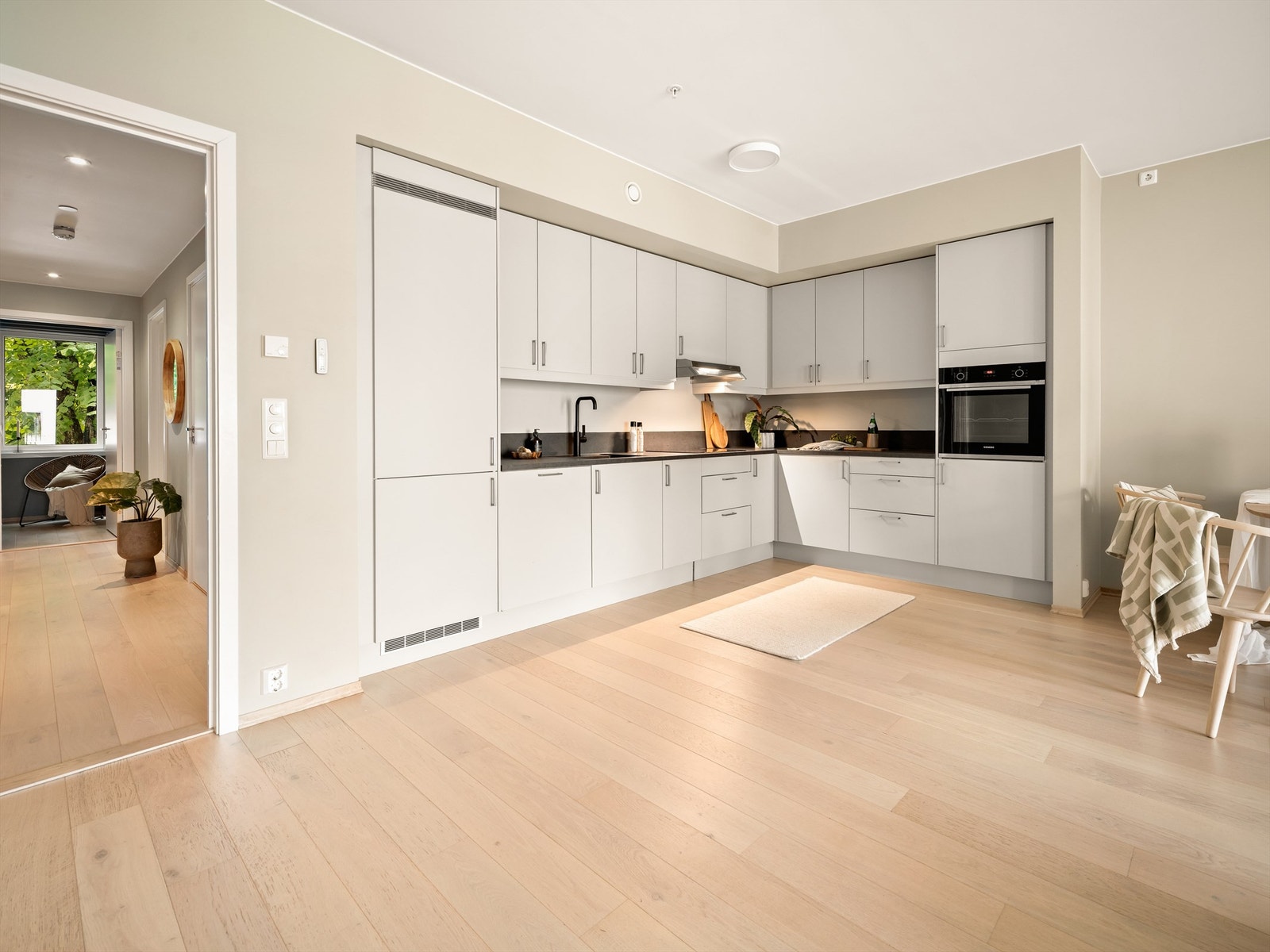 Kjøkkeninnredning er montert i stuens indre hjørne, til fordel for en størst mulig disponibel gulvflate i rommet for øvrig. Galleribilde