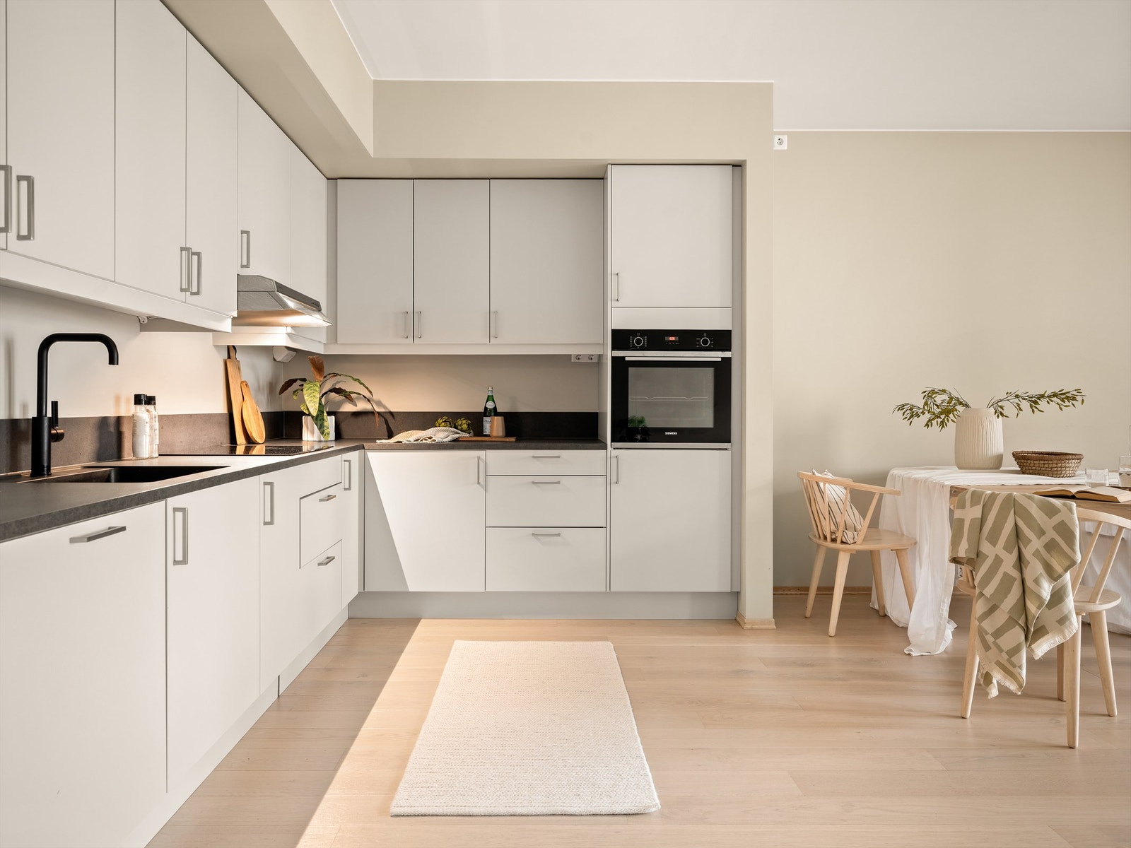 Kjøkkenets skap og skuffer har både stilren fremtoning og mange oppbevaringsmuligheter for utstyr til daglig bruk. Galleribilde