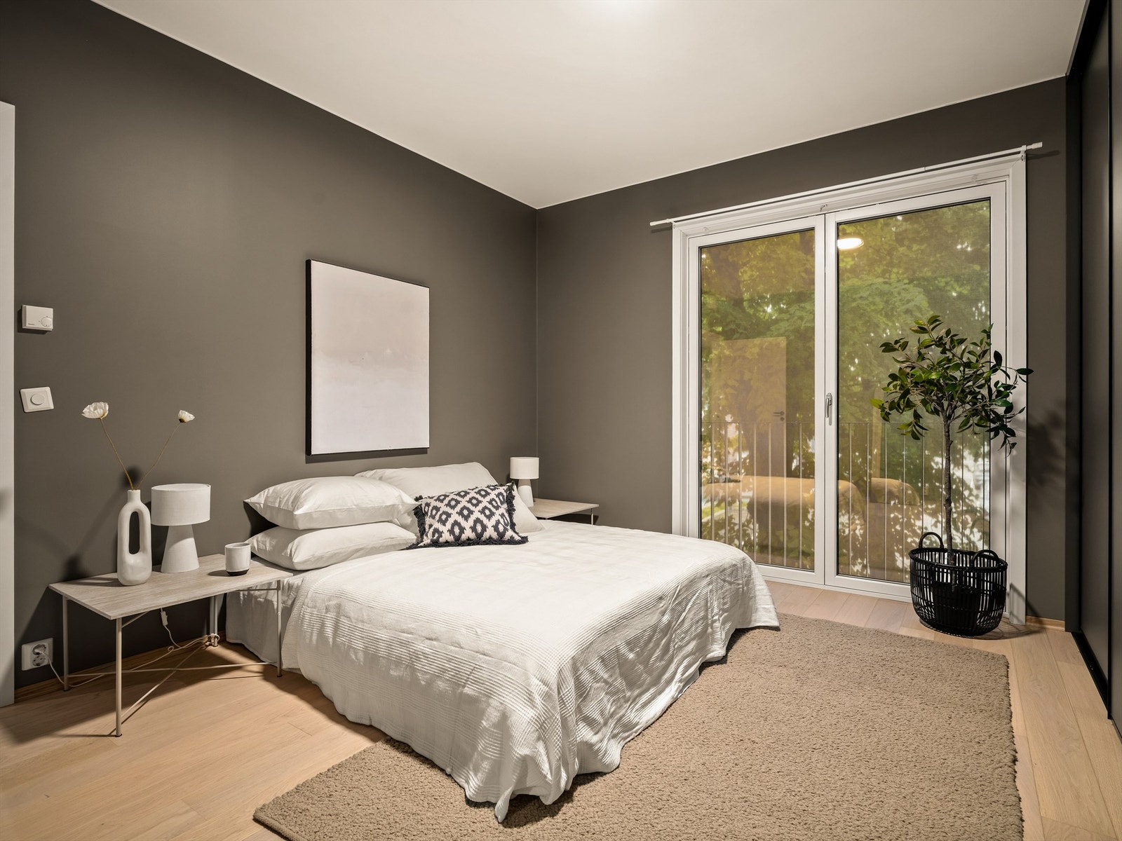 Hovedsoverommet er på hele 16m2 og utstyrt med omfangsrik skyvedørsgarderobe. Galleribilde