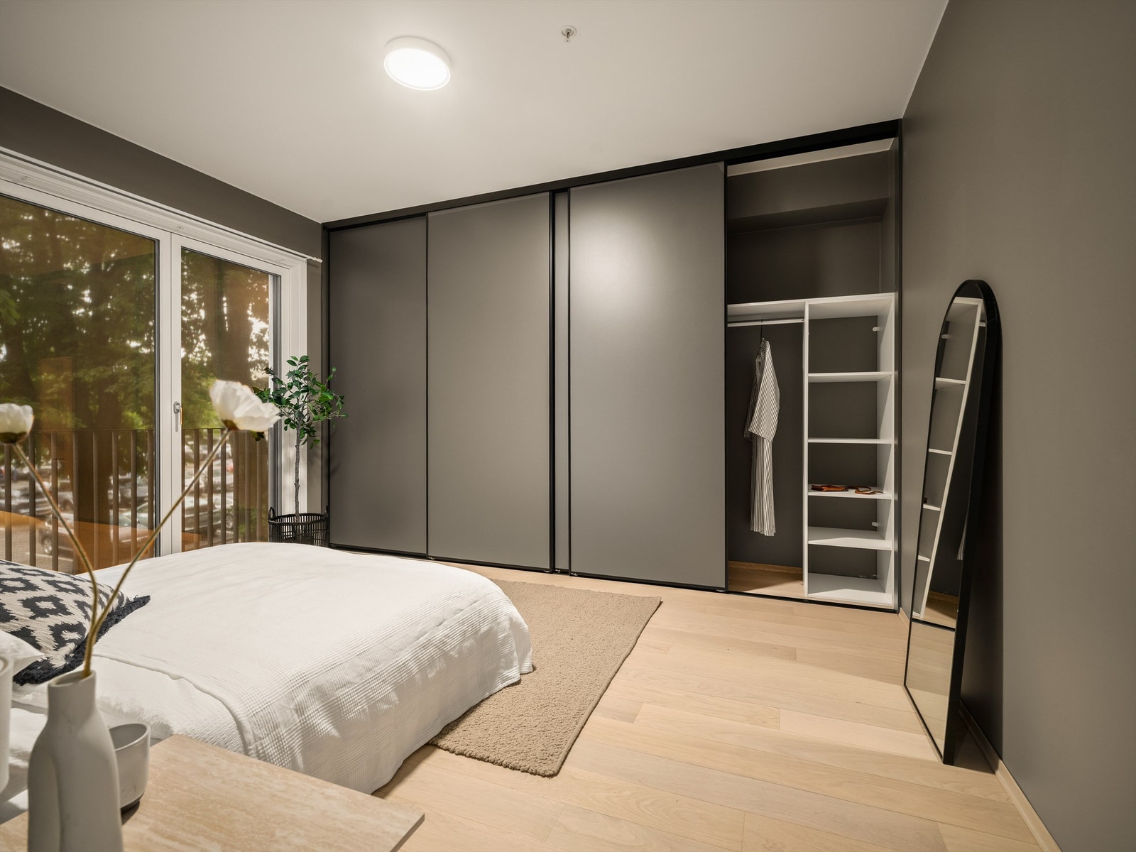 Hovedsoverommets vinduer kan åpnes mot fransk balkong orientert i østlig retning- mot morgen og formiddagssolen. Galleribilde