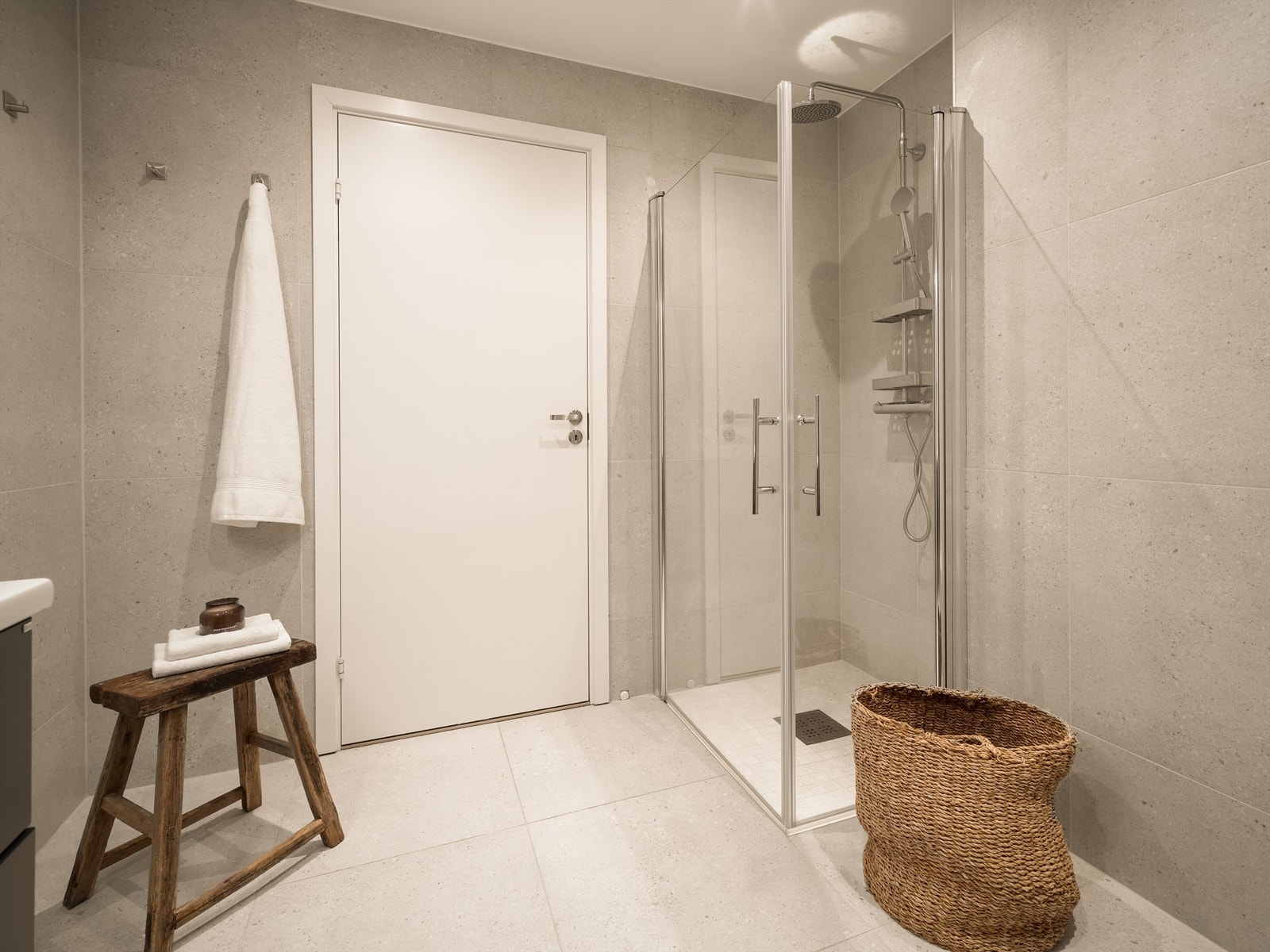 Badets himling er utstyr med innfelte spotter som kan dimmes. Galleribilde