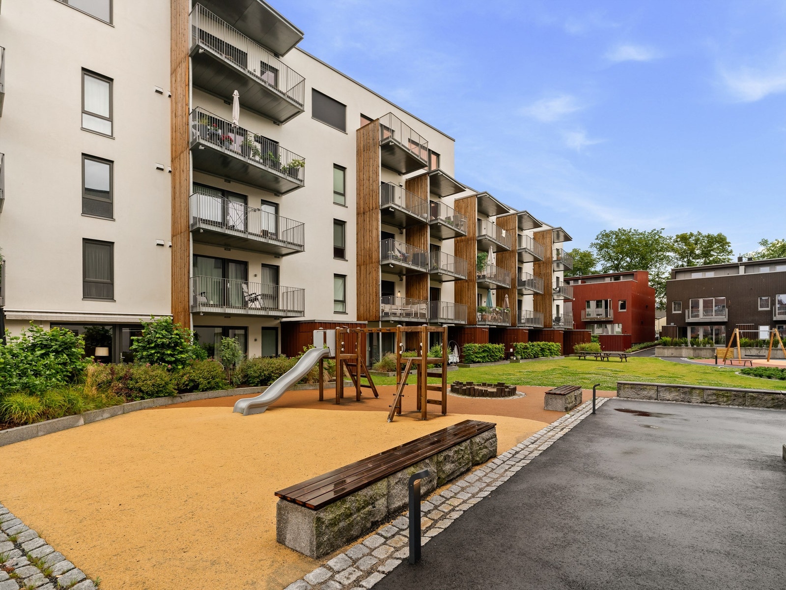 Beliggenhet ut mot fredelig og pent opparbeidet atrium Galleribilde